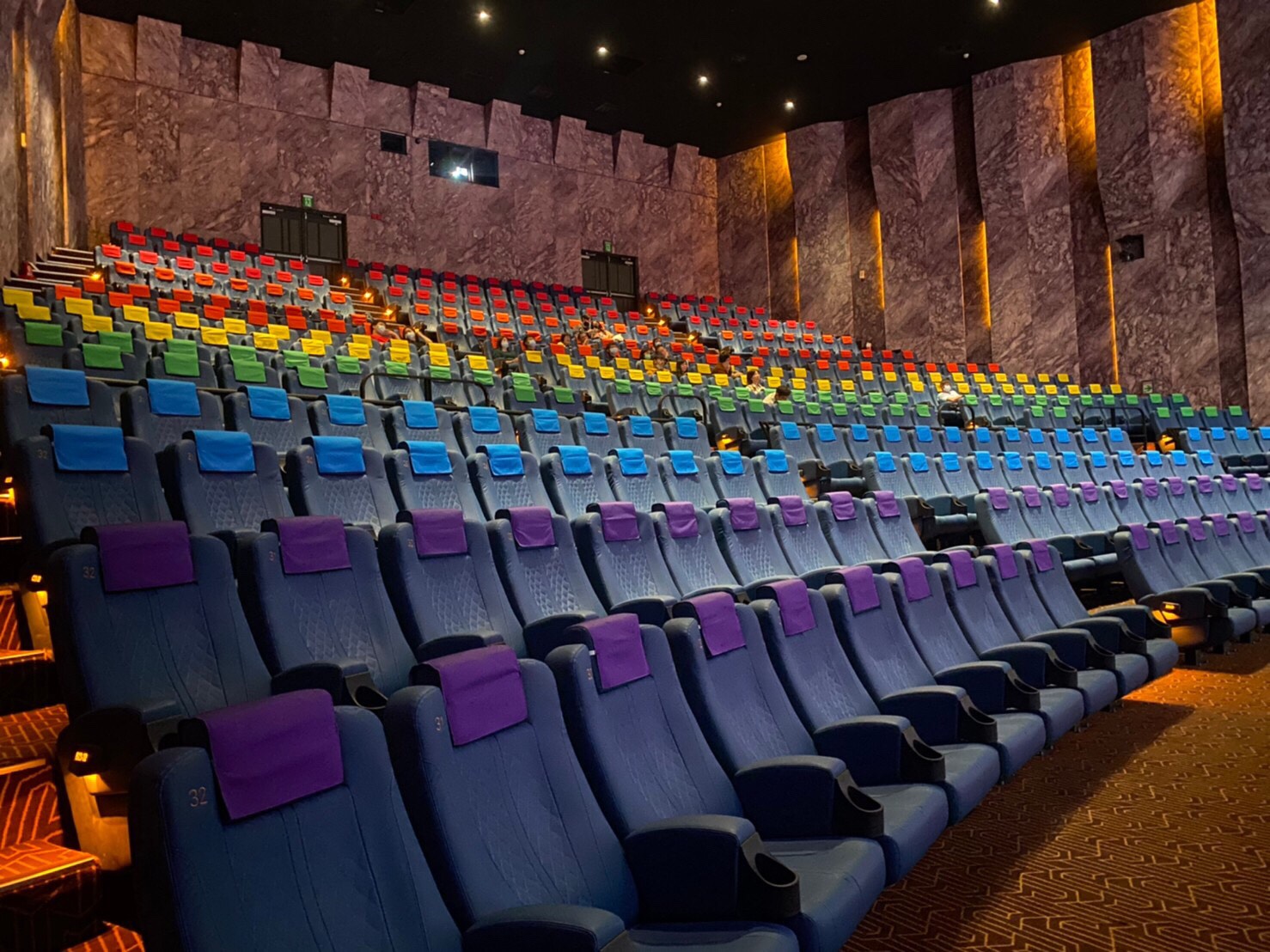 配合台灣同志遊行，信義A13的巨幕影廳變身為彩虹影廳，象徵彩虹不分你我、彼此包容的意涵。（威秀影城提供）