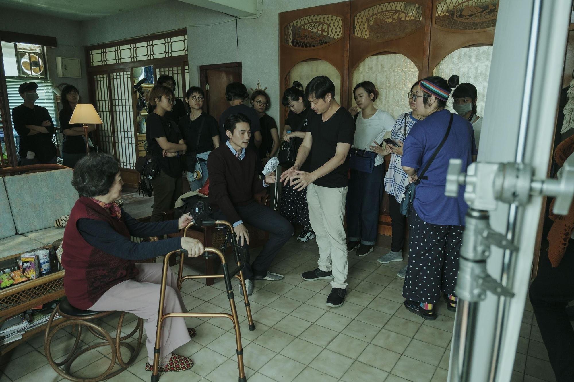 導演鄭有傑(中右)在拍片現場與演員陳淑芳(左)與是元介(中)討論。(牽猴子提供)
