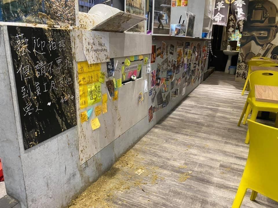 「保護傘」遭不明人士潑漆,廚房內部一片狼藉。(「獨眼新聞」臉書粉專提供)