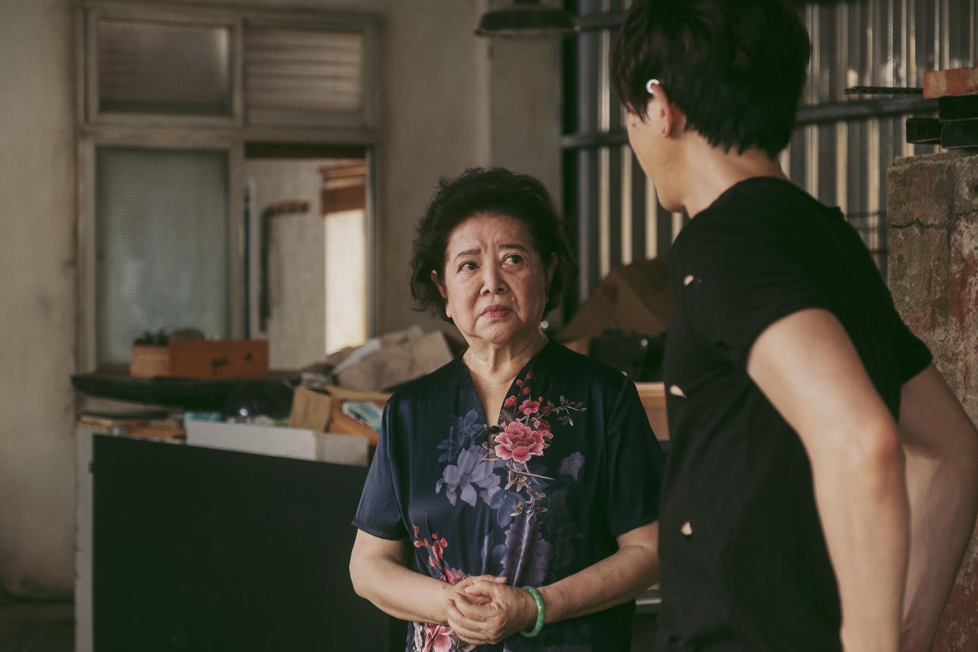陳淑芳豐富的人生歷練、表演經驗，是詮釋阿嬤的不二人選，右為莫子儀。（牽猴子提供）