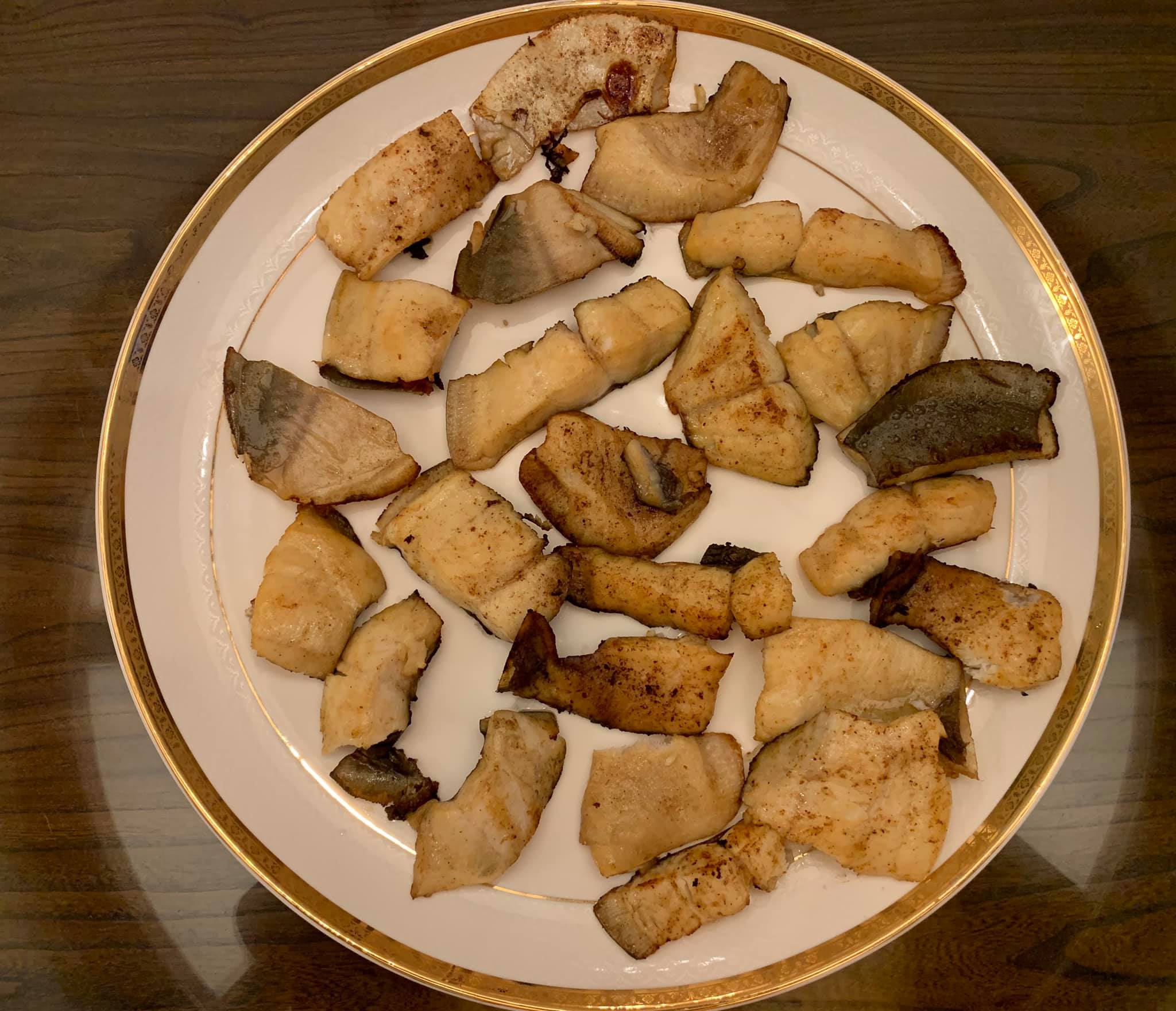 我在台塑大樓頂樓招待所第一次吃到「煙燻白鯧魚片」，被美味驚艷，回家憑印象試做。