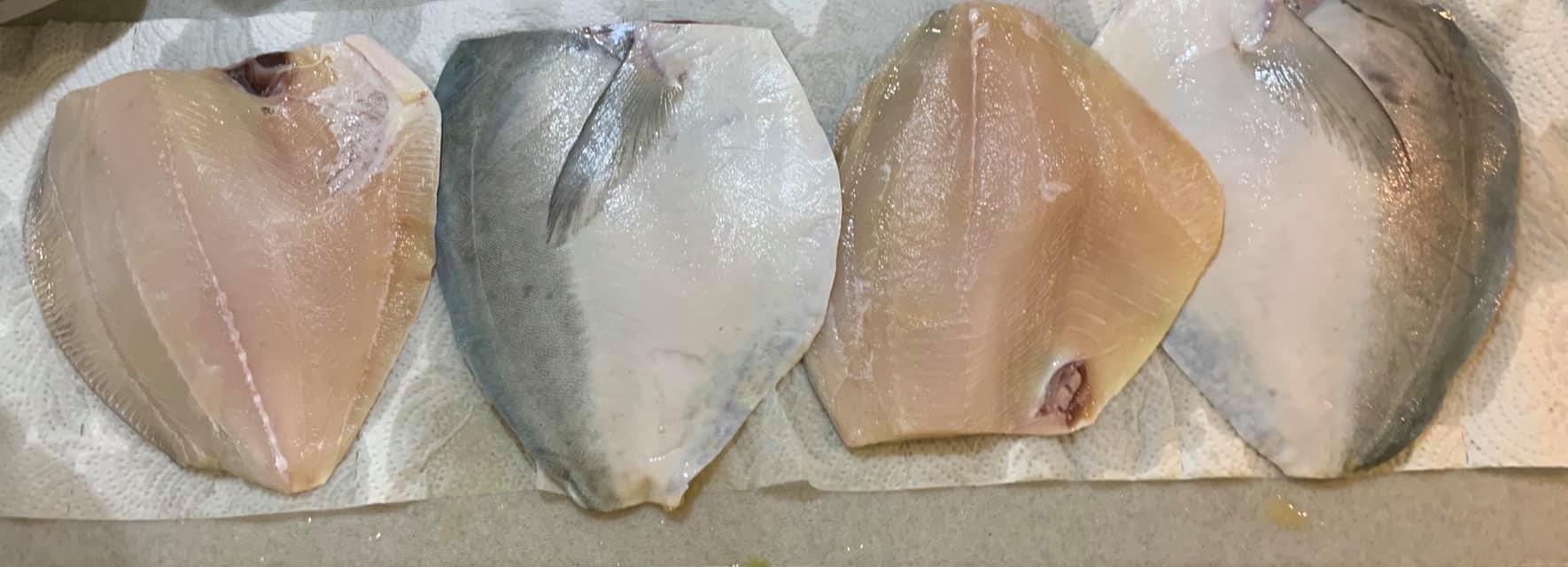 準備白鯧2尾，各取下2大片肉。（魚骨可凍起來另外煮湯）