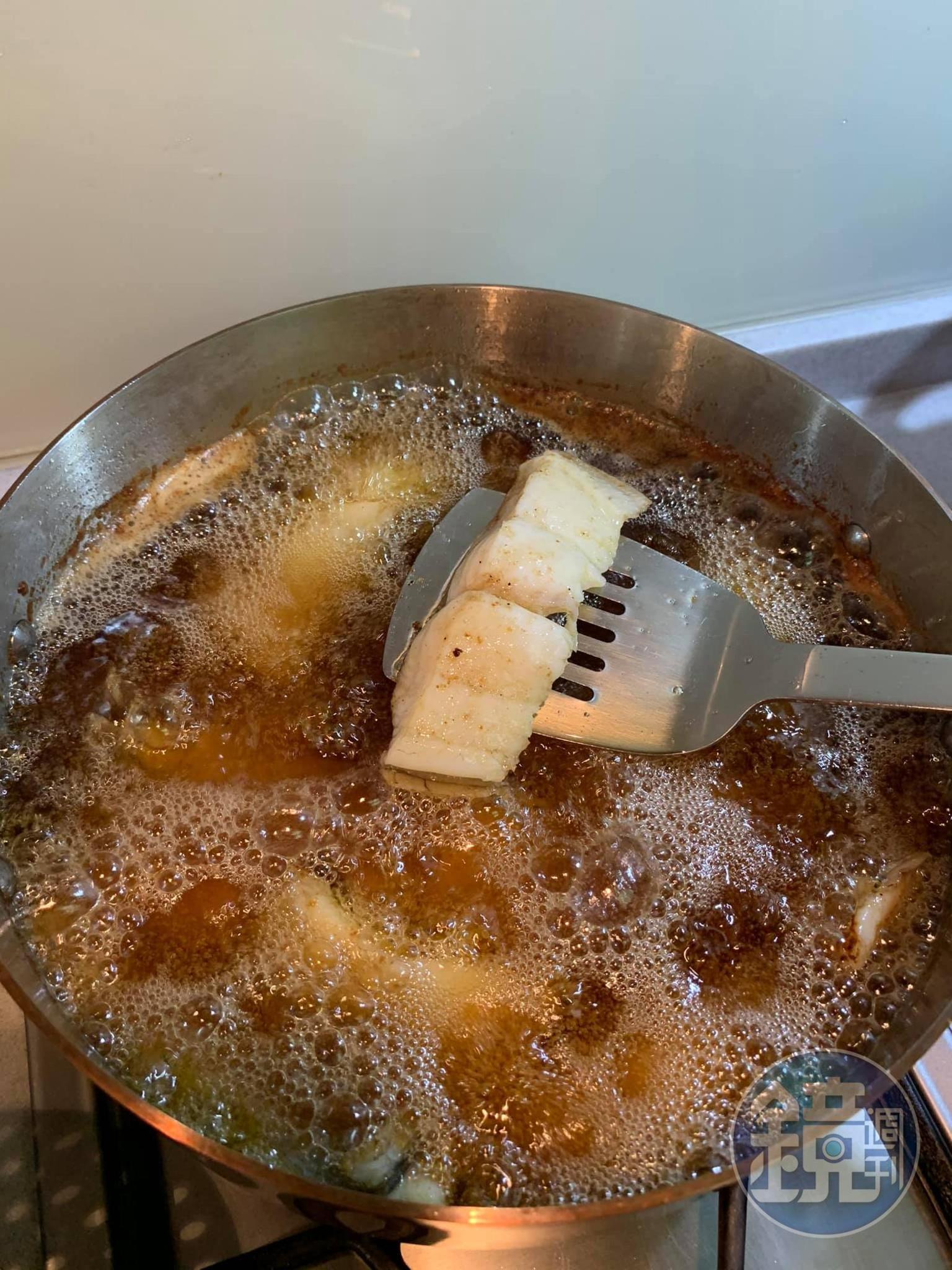 炸到魚片呈金黃色。