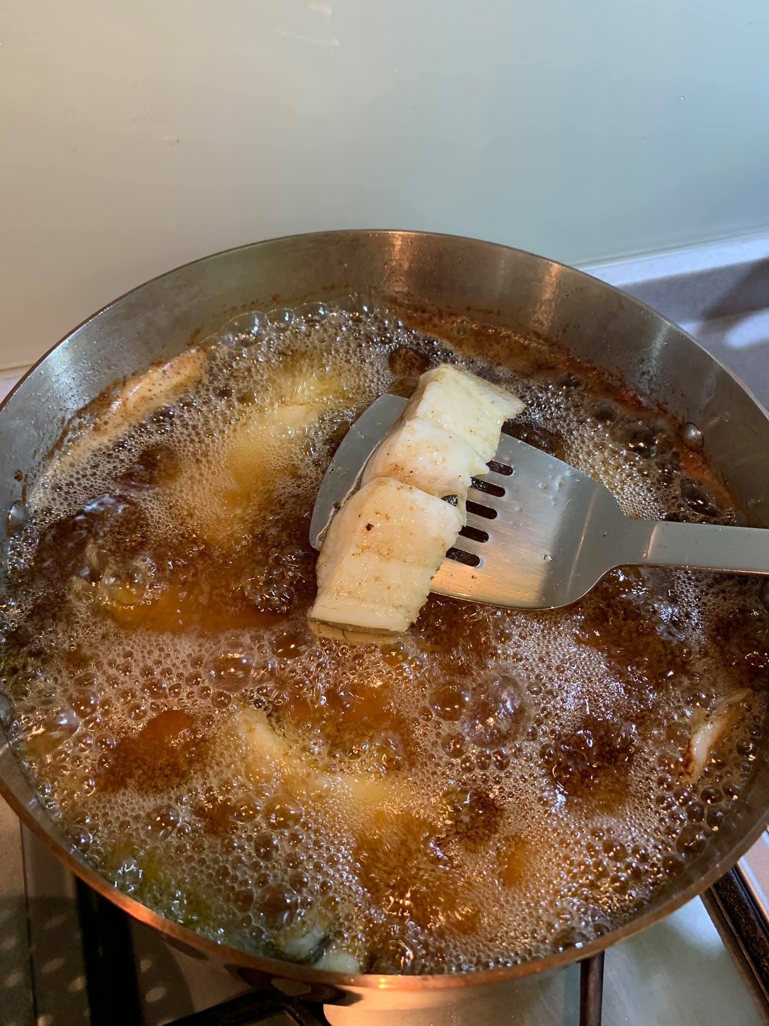 炸到魚片呈金黃色。