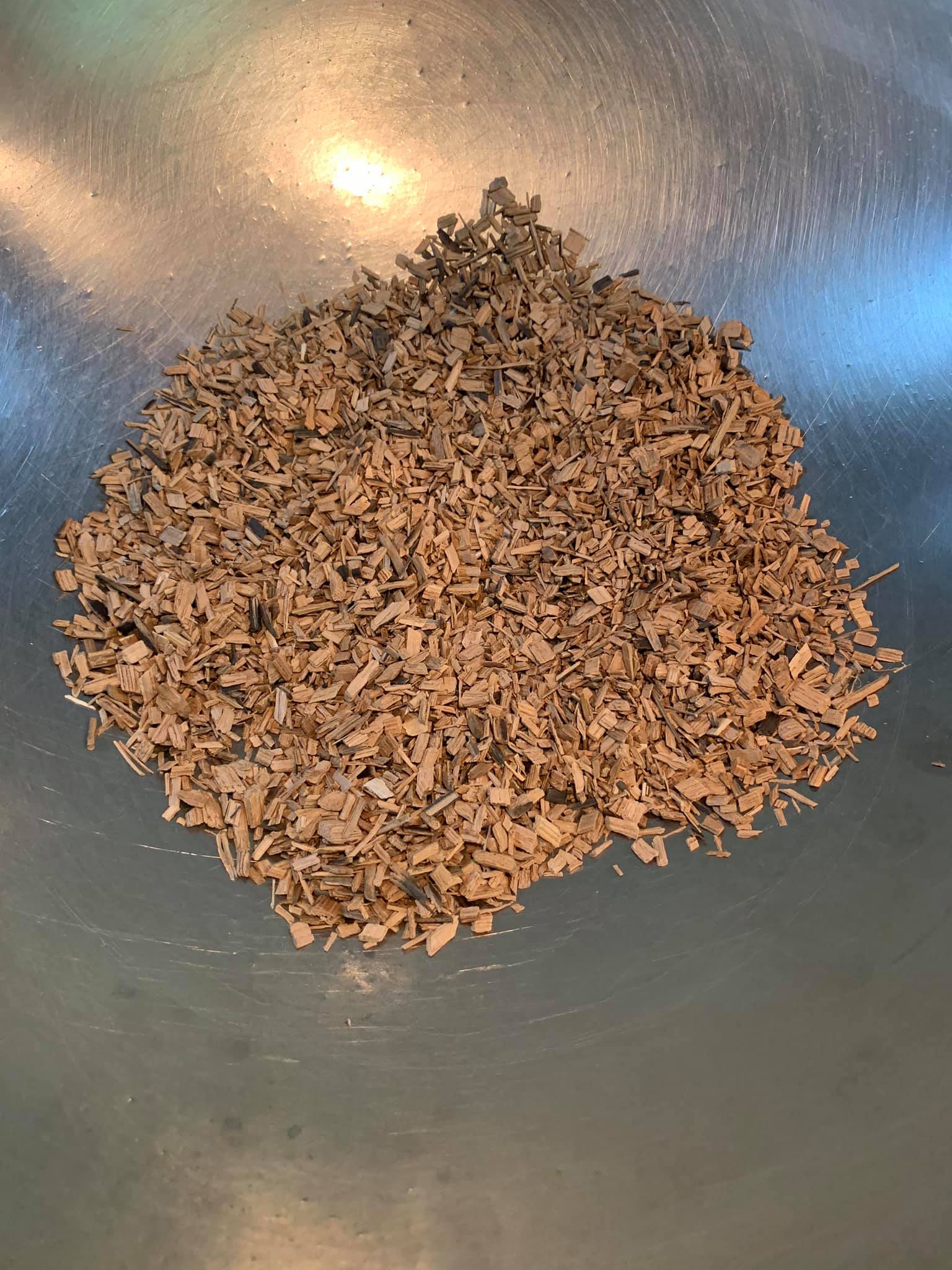 另起一鍋先熱木屑。