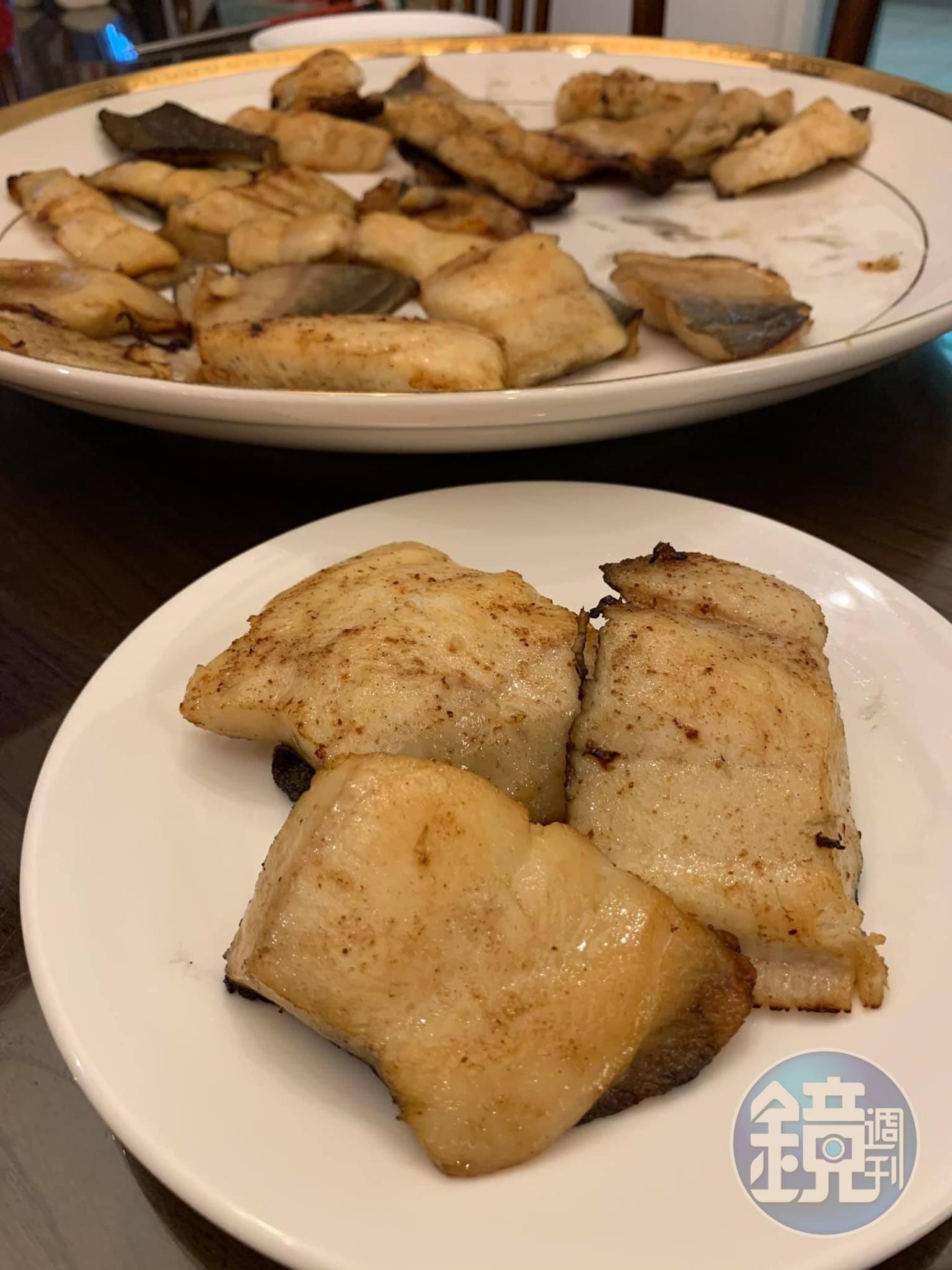 煙燻上色入味的白鯧魚片上桌，滿室是煙燻香氣。