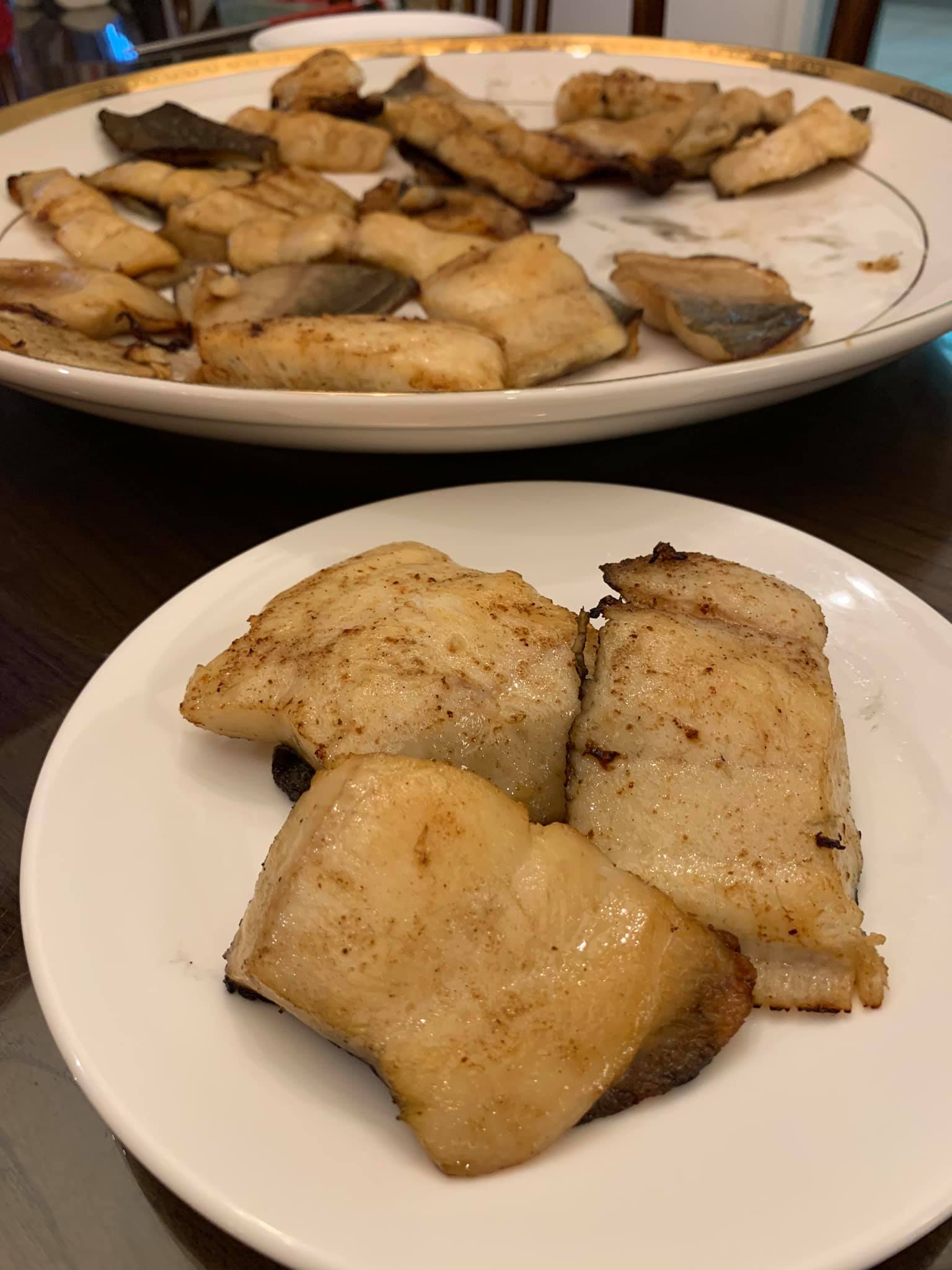 煙燻上色入味的白鯧魚片上桌，滿室是煙燻香氣。