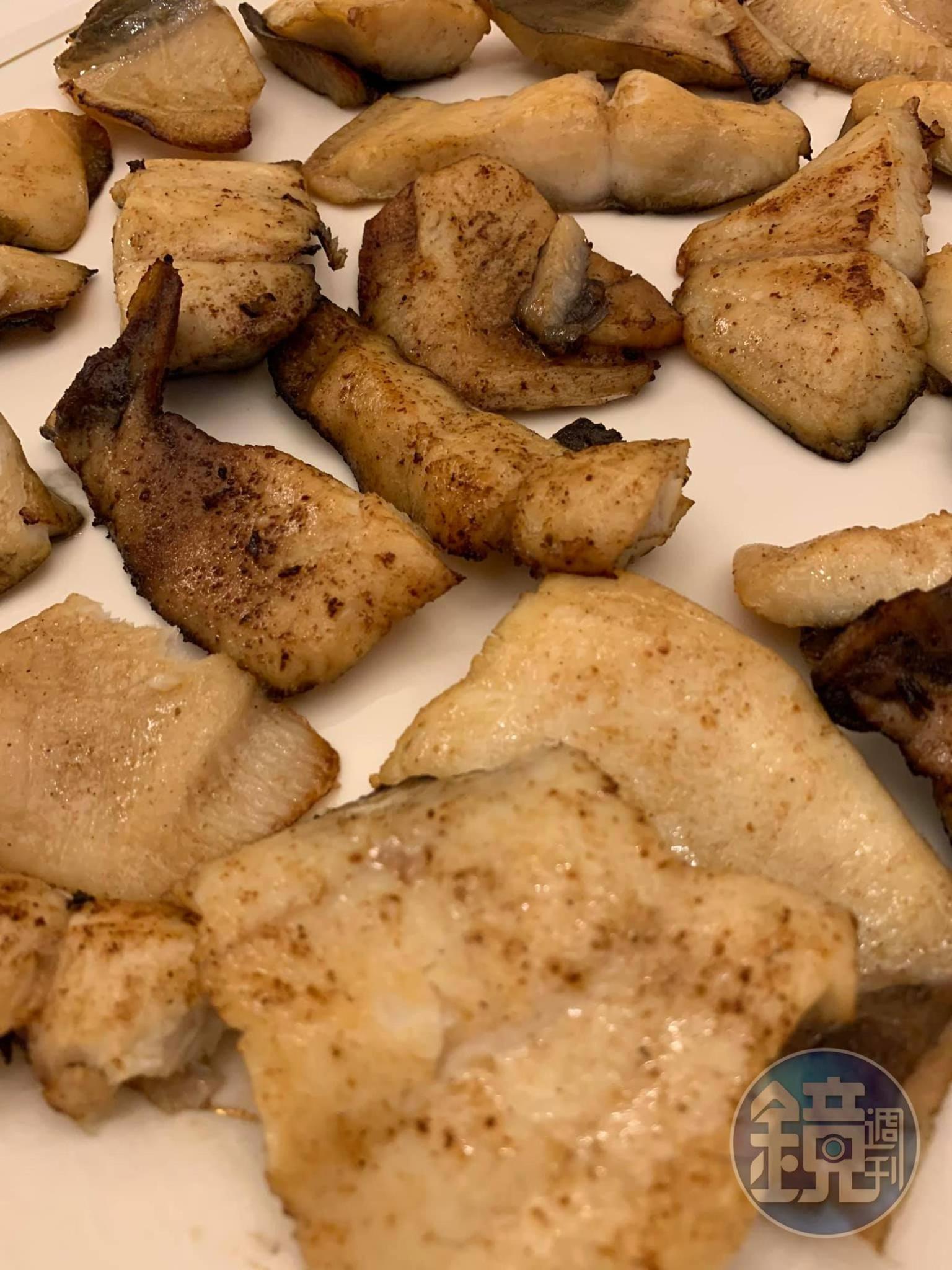 白鯧入秋轉肥，看看那肥厚的魚肉，做了滿滿一盤，一人3塊差不多。