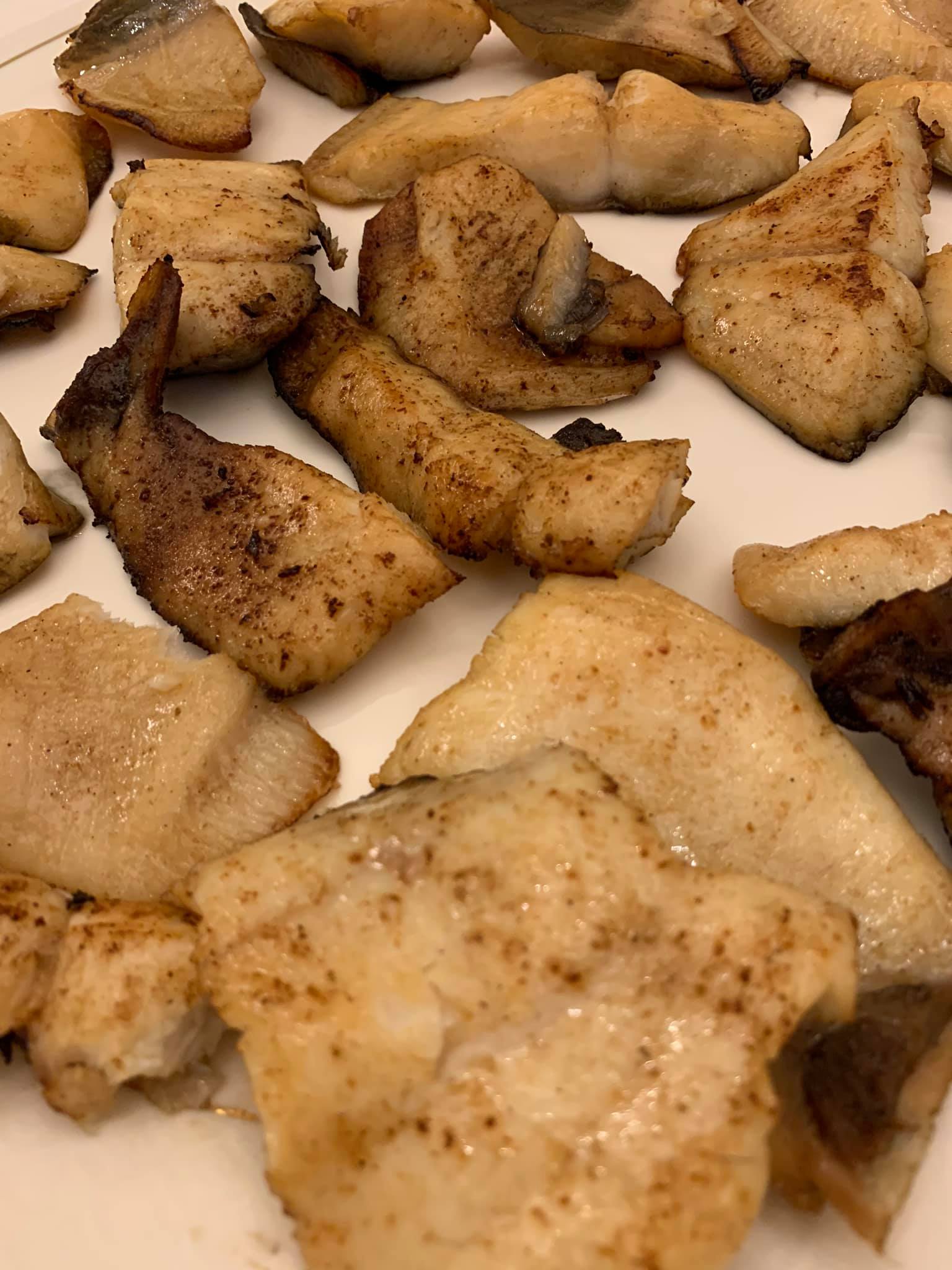 白鯧入秋轉肥，看看那肥厚的魚肉，做了滿滿一盤，一人3塊差不多。