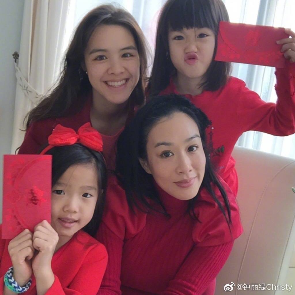 鍾麗緹生下三個女兒，最漂亮絕對是大女兒張敏鈞（Yasmine）。（翻攝自鍾麗緹微博）