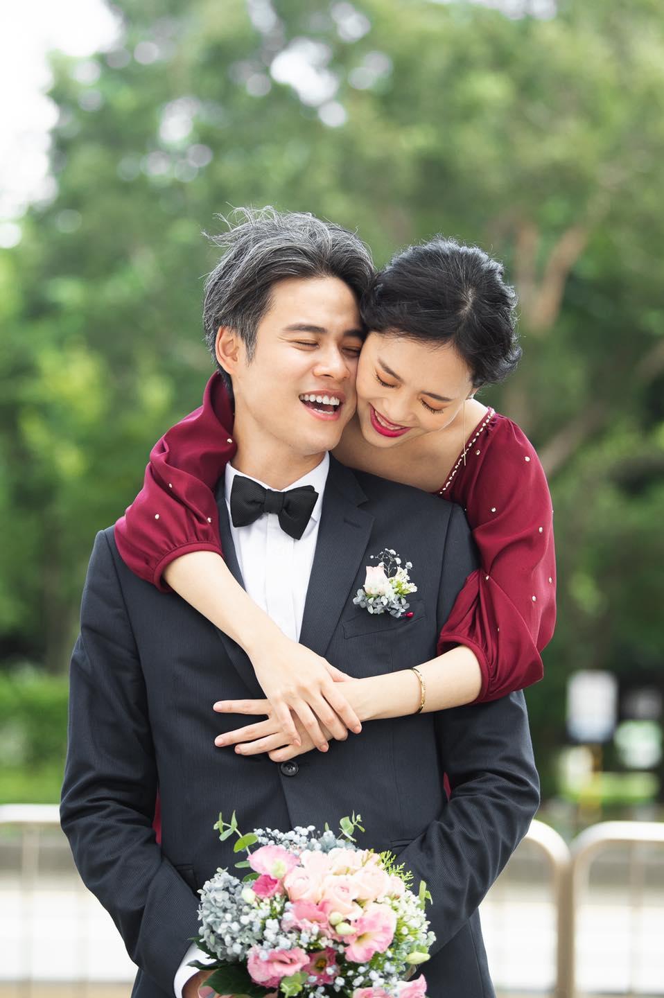 吳定謙的太太從他背後環抱,新婚喜悅從臉上笑容溢出。(翻攝自吳定謙臉書)