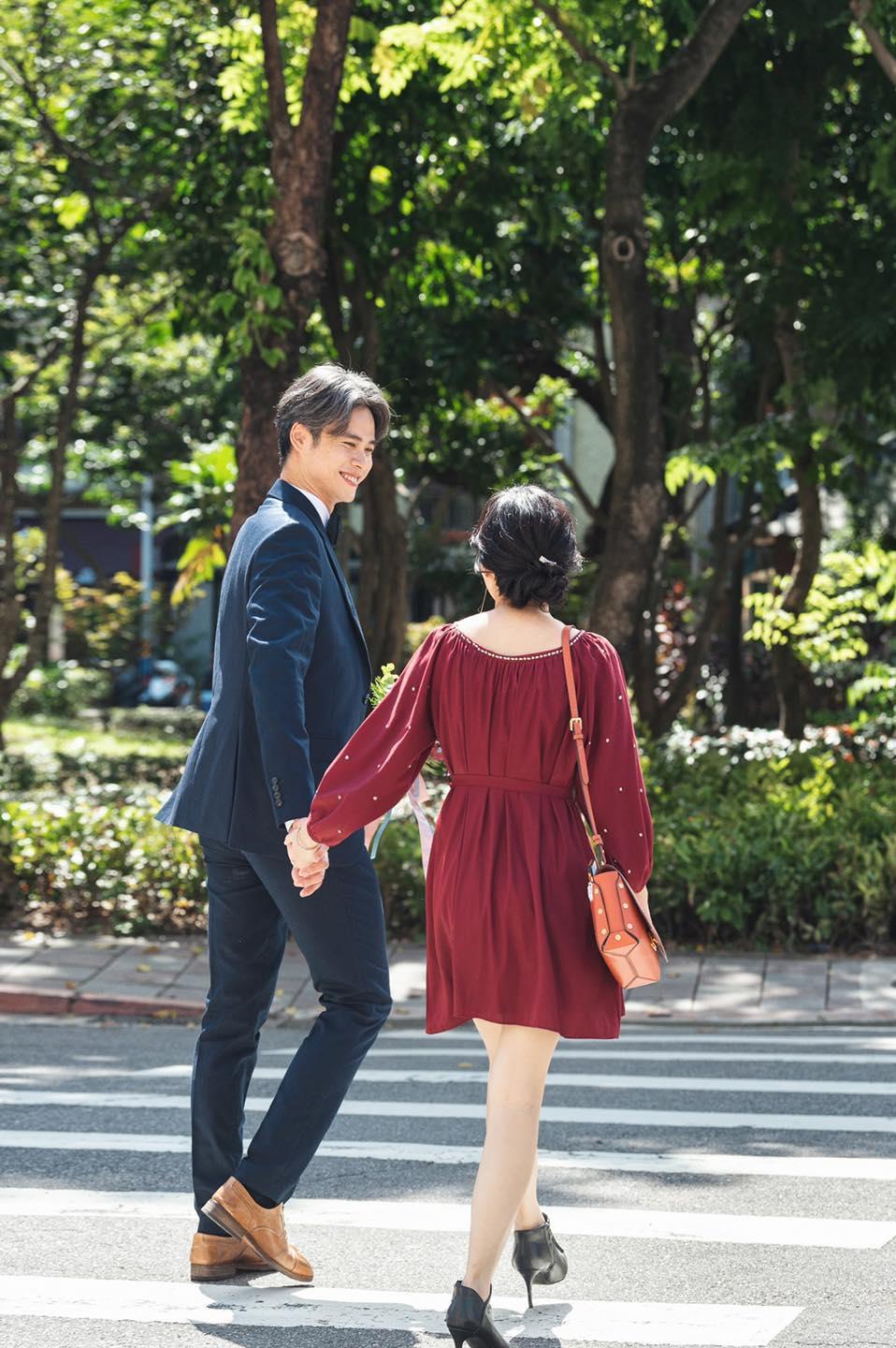 吳定謙牽著老婆的手,甜蜜回眸一笑。(翻攝自吳定謙臉書)