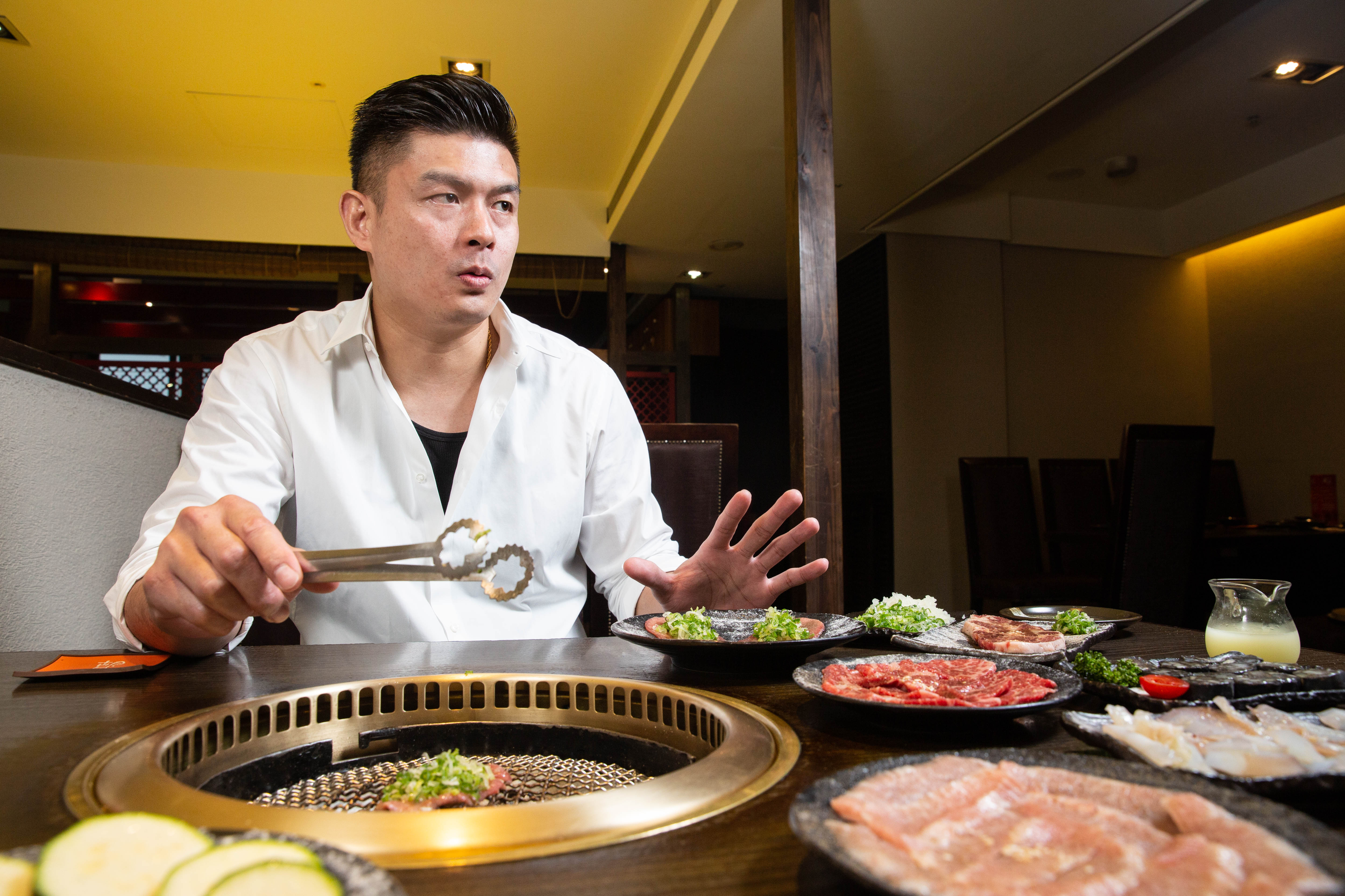 吳念忠因失業而開燒肉店，從此專心做燒肉15年。