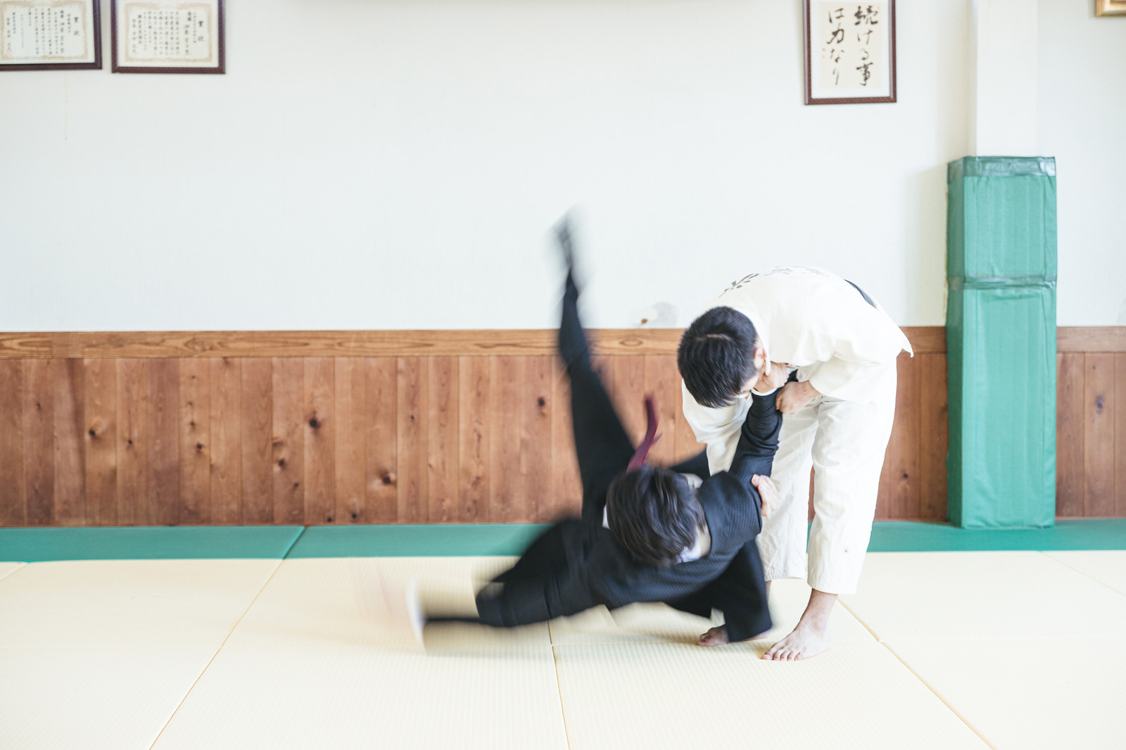 日本一所中學的柔道社老師，對學生施以柔術攻擊長達30分鐘，最終導致學生骨折重傷。 示意圖，圖非當事人。（翻攝自pakutaso）