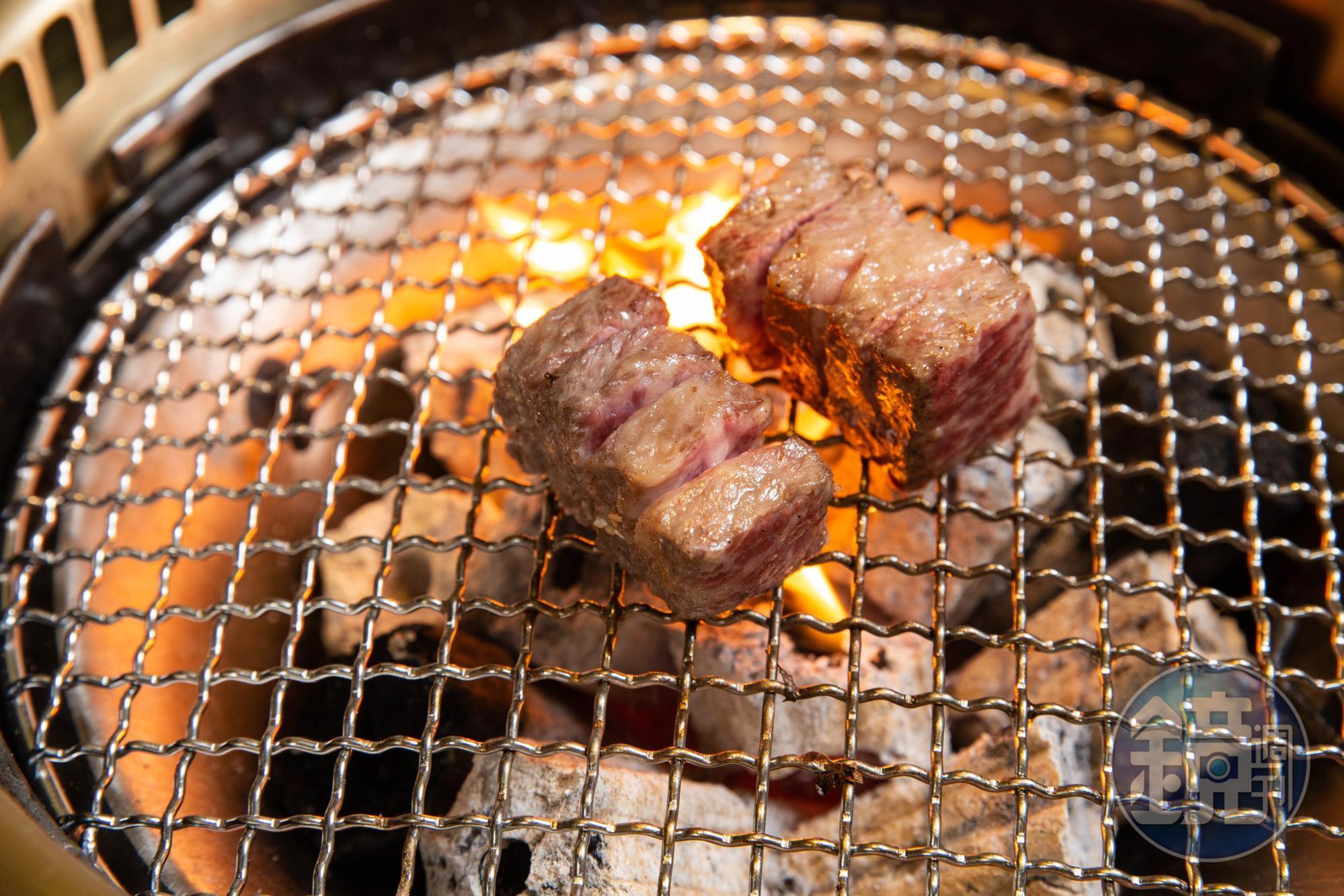 胡同的招牌燒肉「達拉斯」是美國安格斯黑牛Prime等級去骨牛小排，取最中間精華部位。（520元／份）