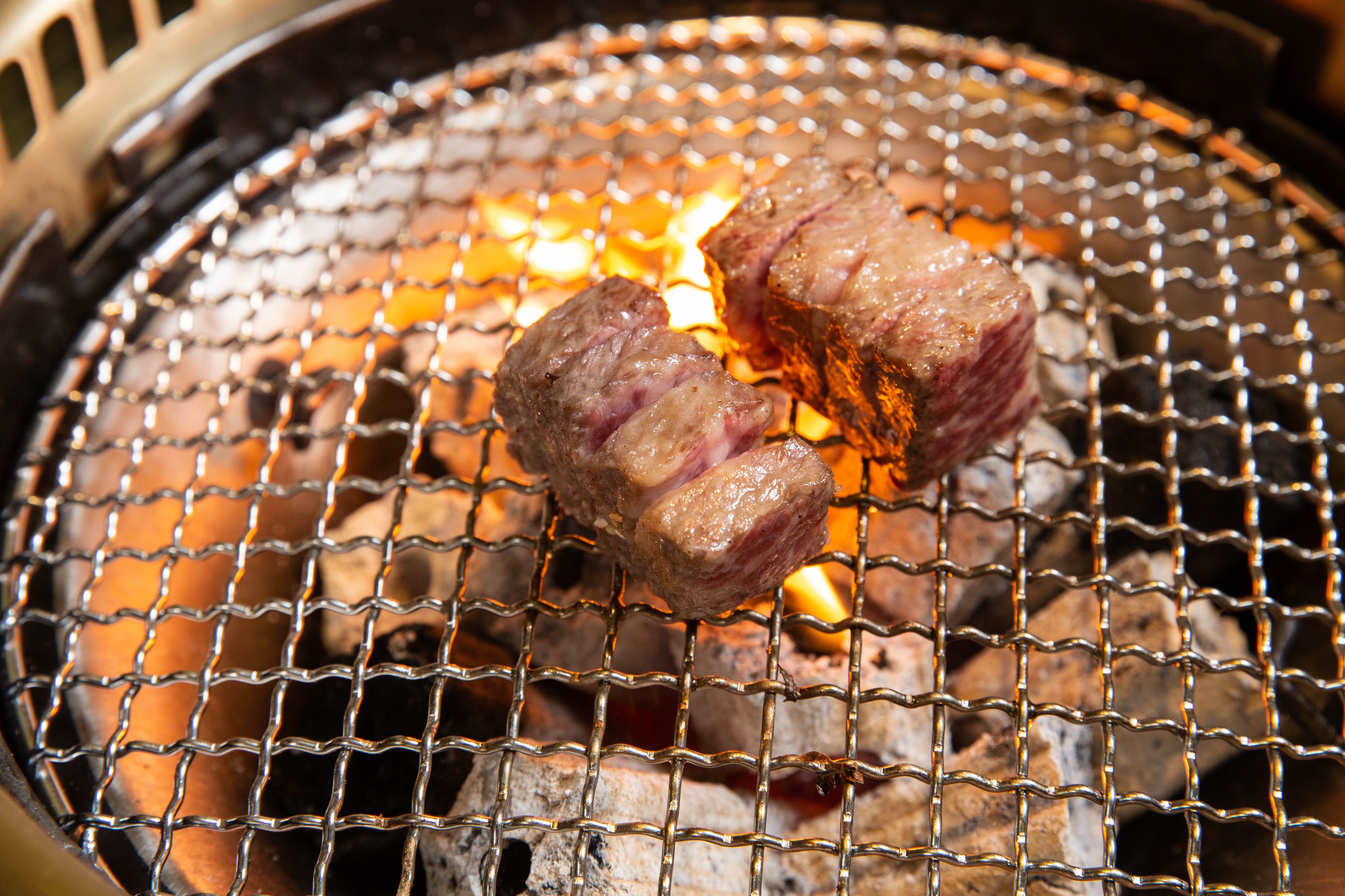 胡同的招牌燒肉「達拉斯」是美國安格斯黑牛Prime等級去骨牛小排,取最中間精華部位。(520元/份)