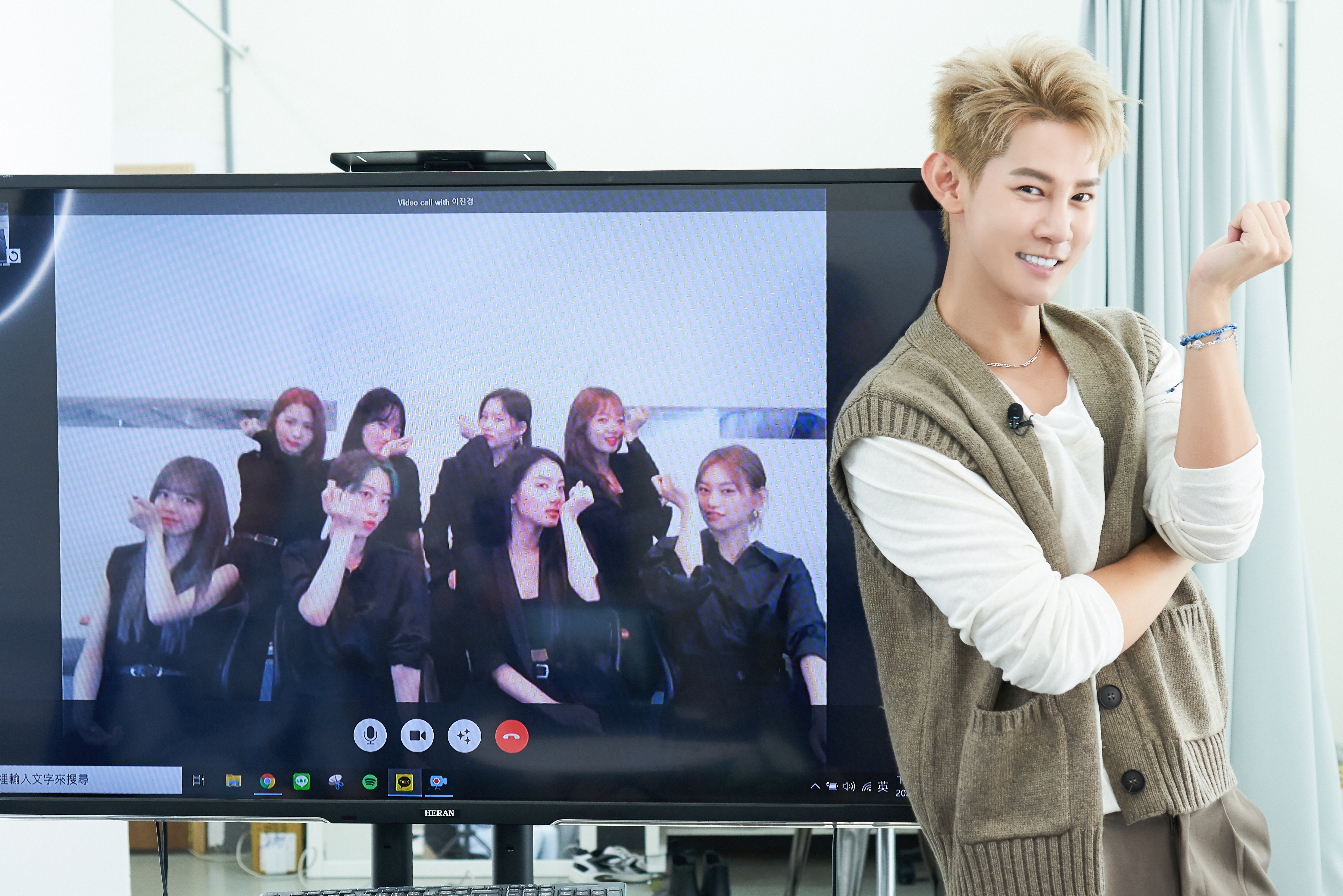 Weki Meki接受夏和熙（右）訪問，他提前做了許多功課。（Fantagio Music提供）