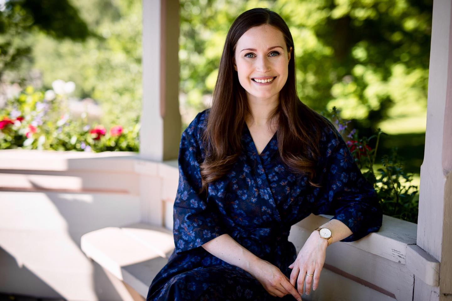 芬蘭總理馬林近日為時尚雜誌拍攝封面照，但小露性感穿著惹議。（圖非當事照，翻攝Sanna Marin臉書）