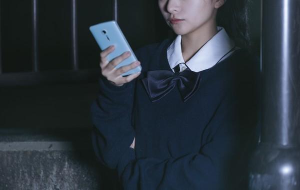 高中妹發問為何大家唱衰自己和大叔男友的戀愛，狠遭網友狂酸。（示意圖，pakutaso）