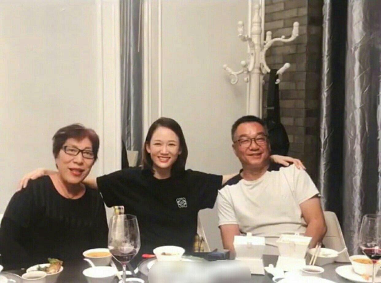 陳喬恩去年曾去探望喬任梁爸媽。(網路圖片)