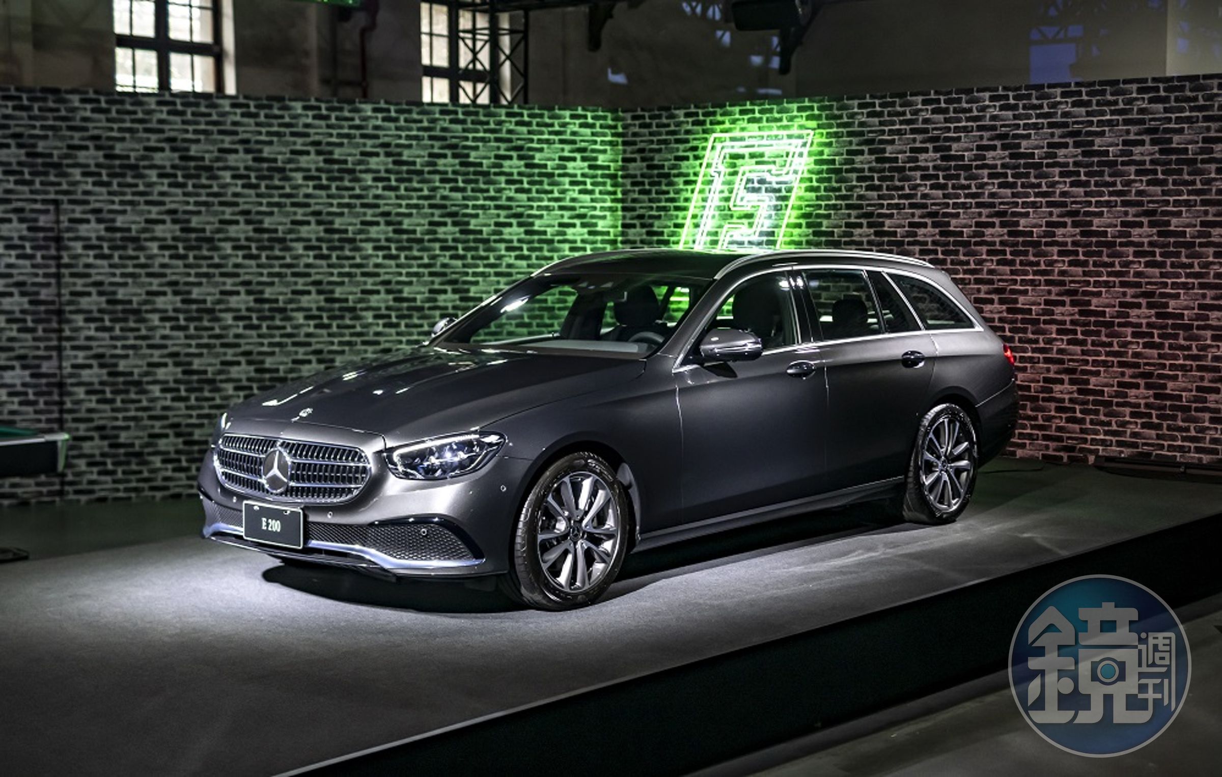 E-Class 旅行車後驅轎式休旅特有的長車頭展現獨特美感。（台灣賓士提供）