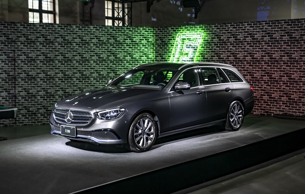 E-Class 旅行車後驅轎式休旅特有的長車頭展現獨特美感。（台灣賓士提供）