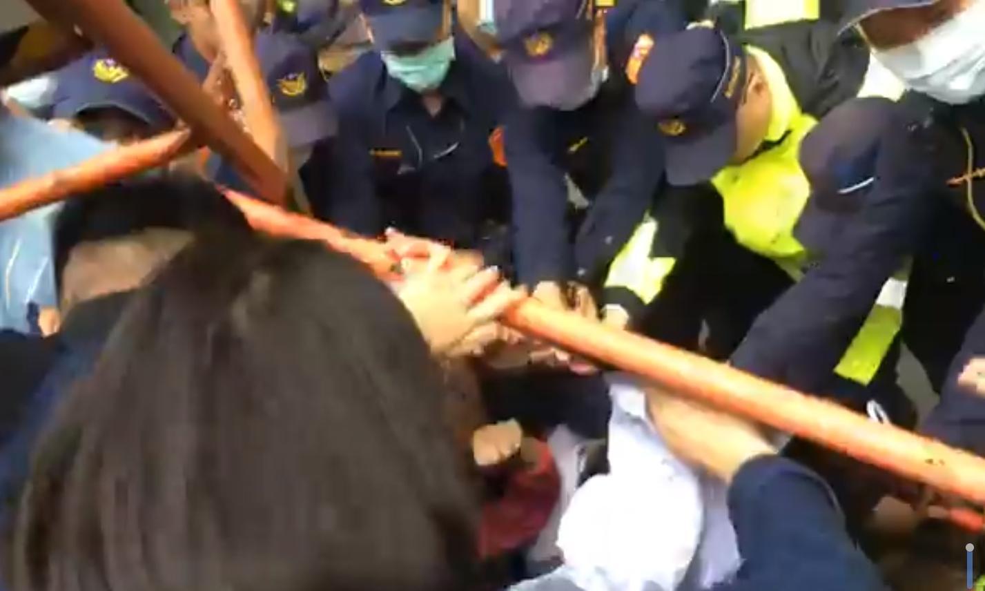 黃家聲援者北上赴交通部抗議,過程中和警方爆發推擠衝突。(翻攝自臉書「公民實況轉播組」)