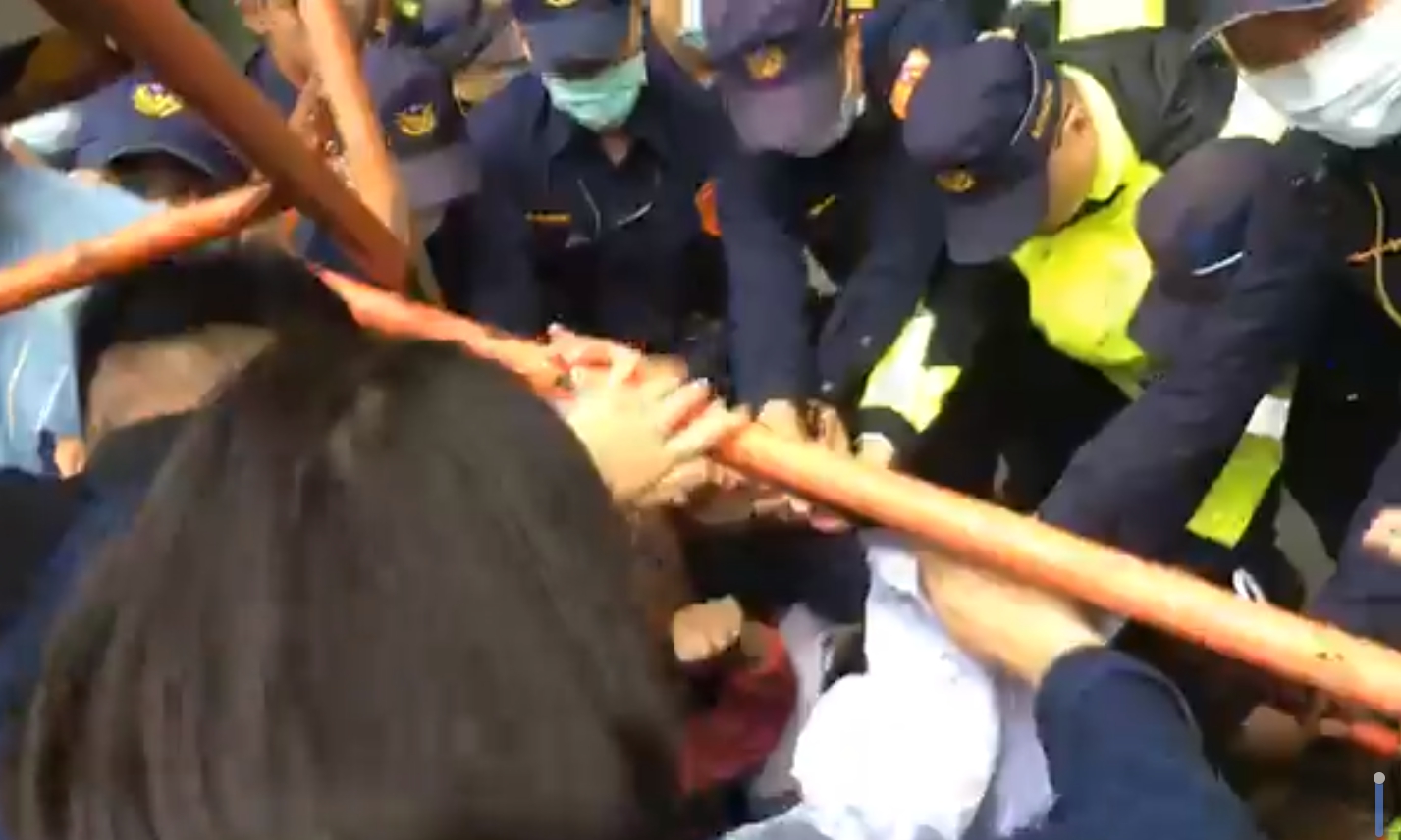 黃家聲援者北上赴交通部抗議,過程中和警方爆發推擠衝突。(翻攝自臉書「公民實況轉播組」)