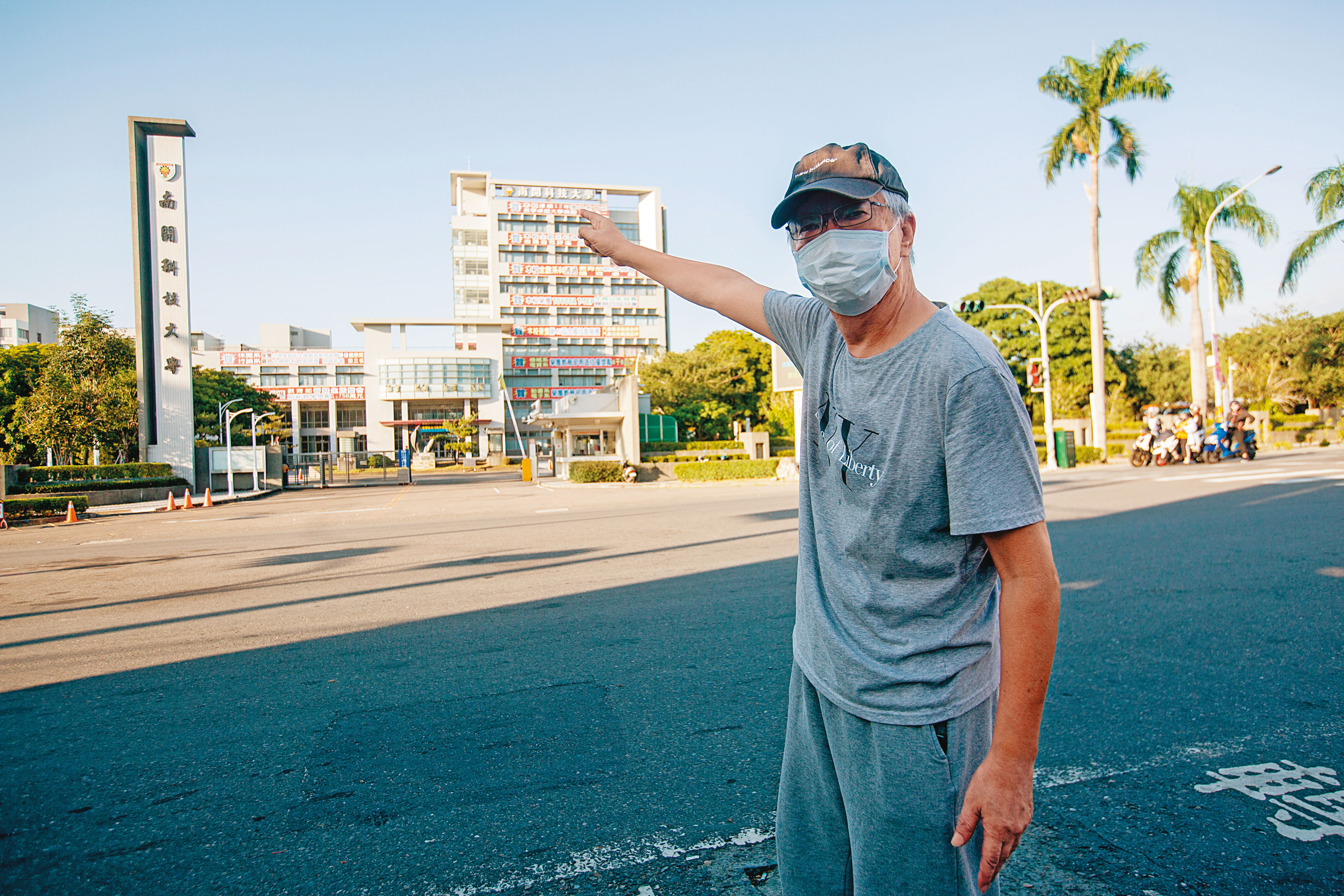 講師關維侊在南開科大任教30年，卻因學生栽贓，遭校方變相逼退。