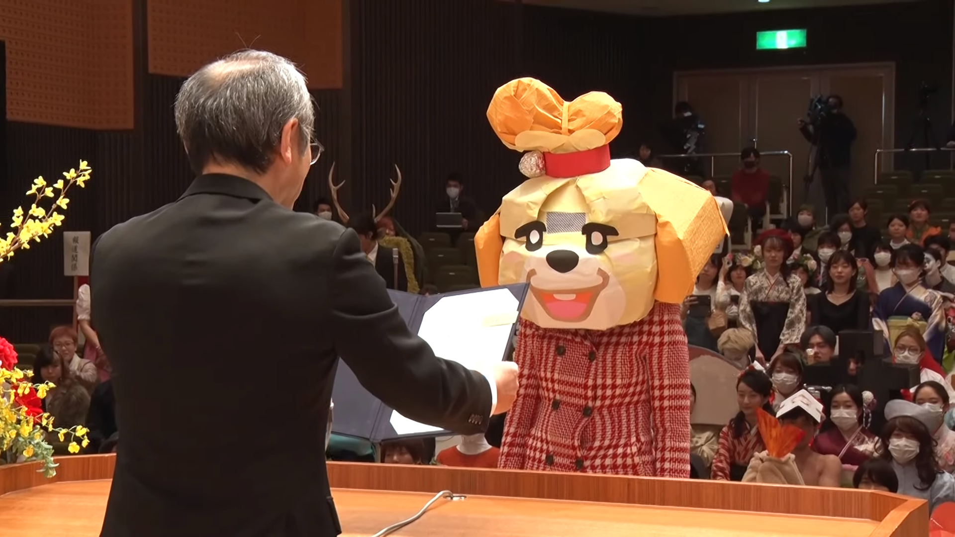 學生扮成《動物森友會》西施惠上台領獎。（翻攝自金澤美大YouTube頻道）
