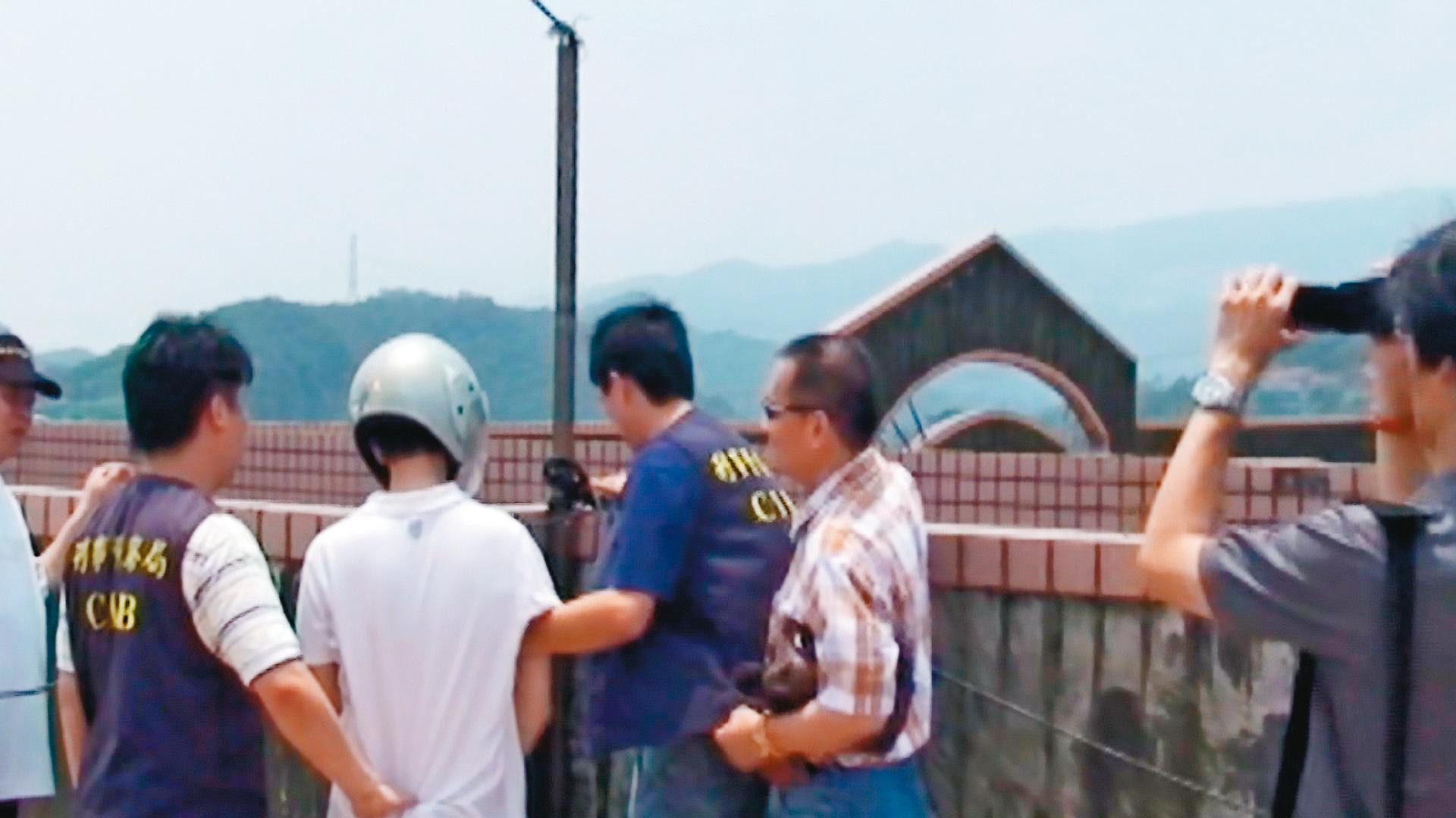為避開監視器,張姓凶手(左2)帶著繩梯從屋頂垂降到15樓自家陽台,入屋犯案。(東森新聞提供)