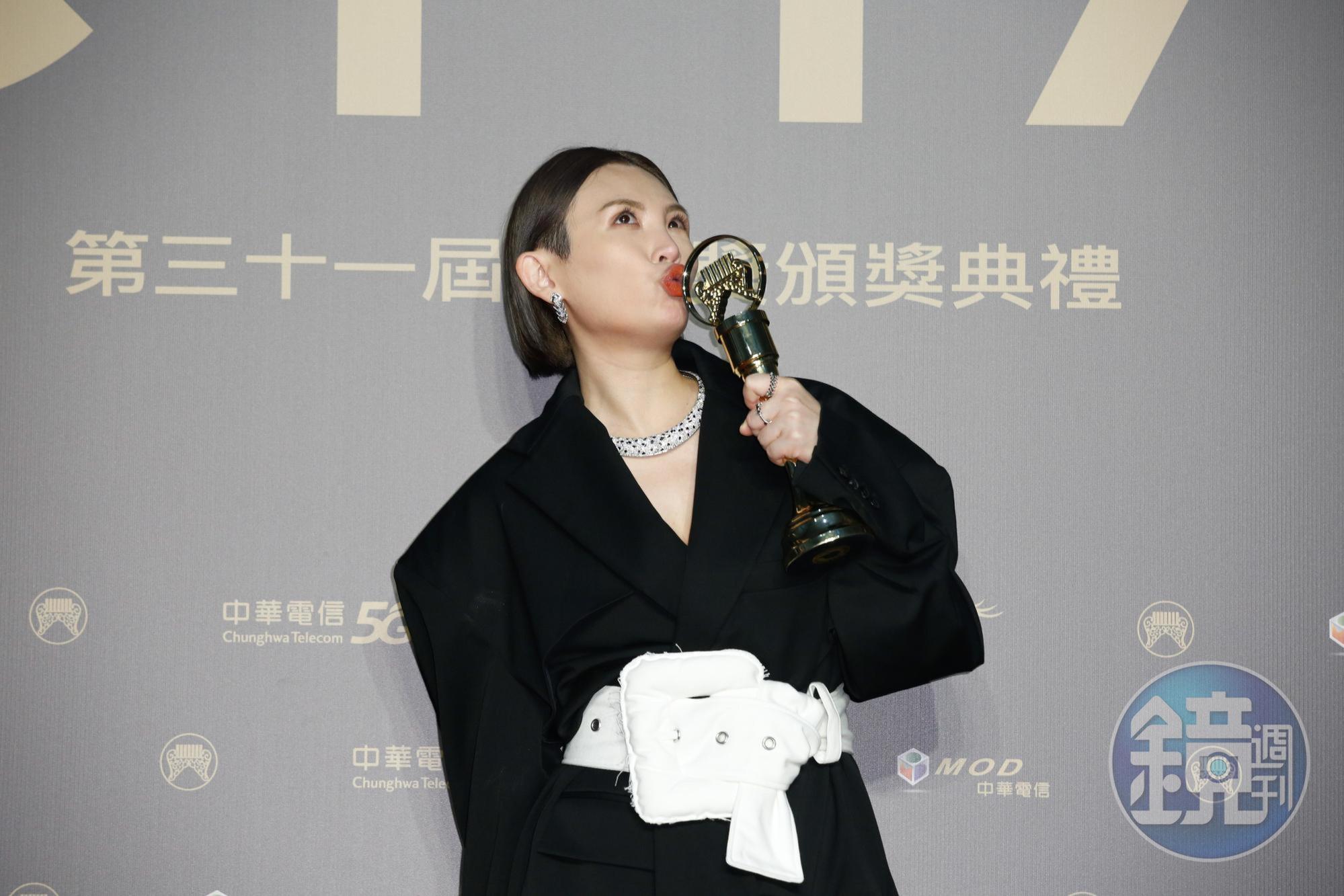 「娃娃」魏如萱今年在金曲成功奪下最佳國語女歌手,卻遭網友批很瞎,讓她忍不住po文訴心聲。