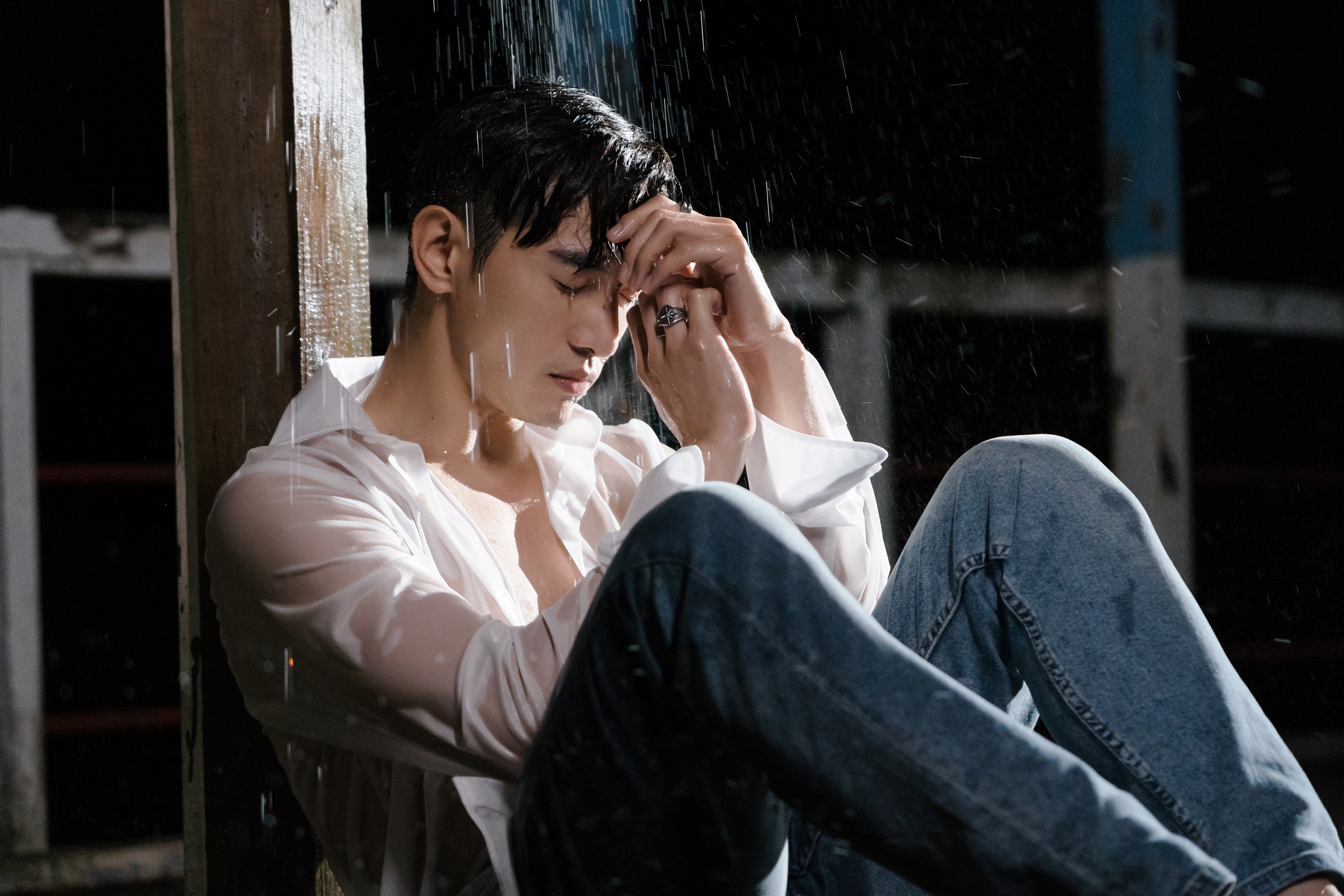 張立昂拍攝〈輸給你〉MV，挑戰最大尺度。（索尼唱片提供）