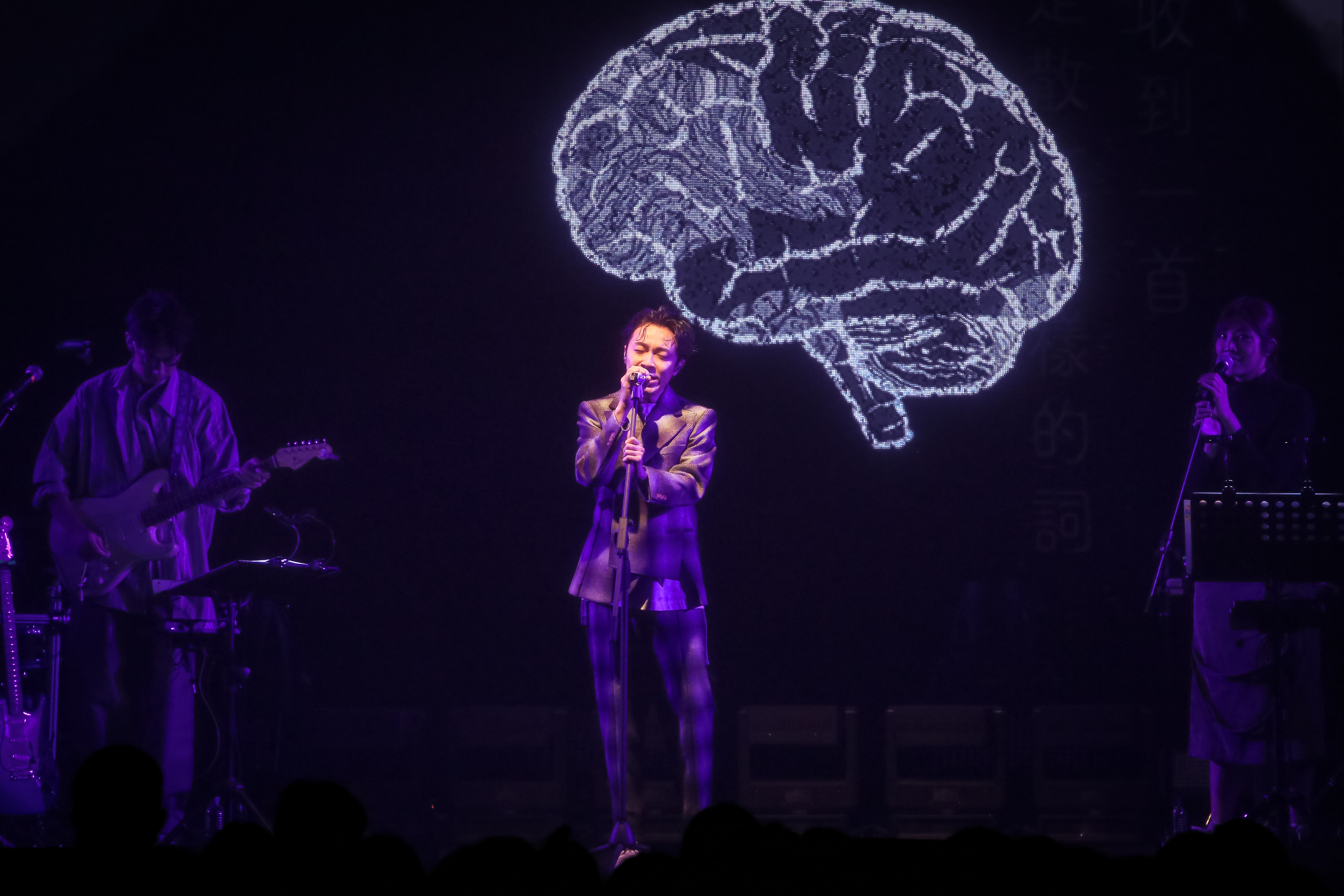 吳青峰今在台北Legacy展開一連16場的《吳青峰16葉演唱會》首場演出。