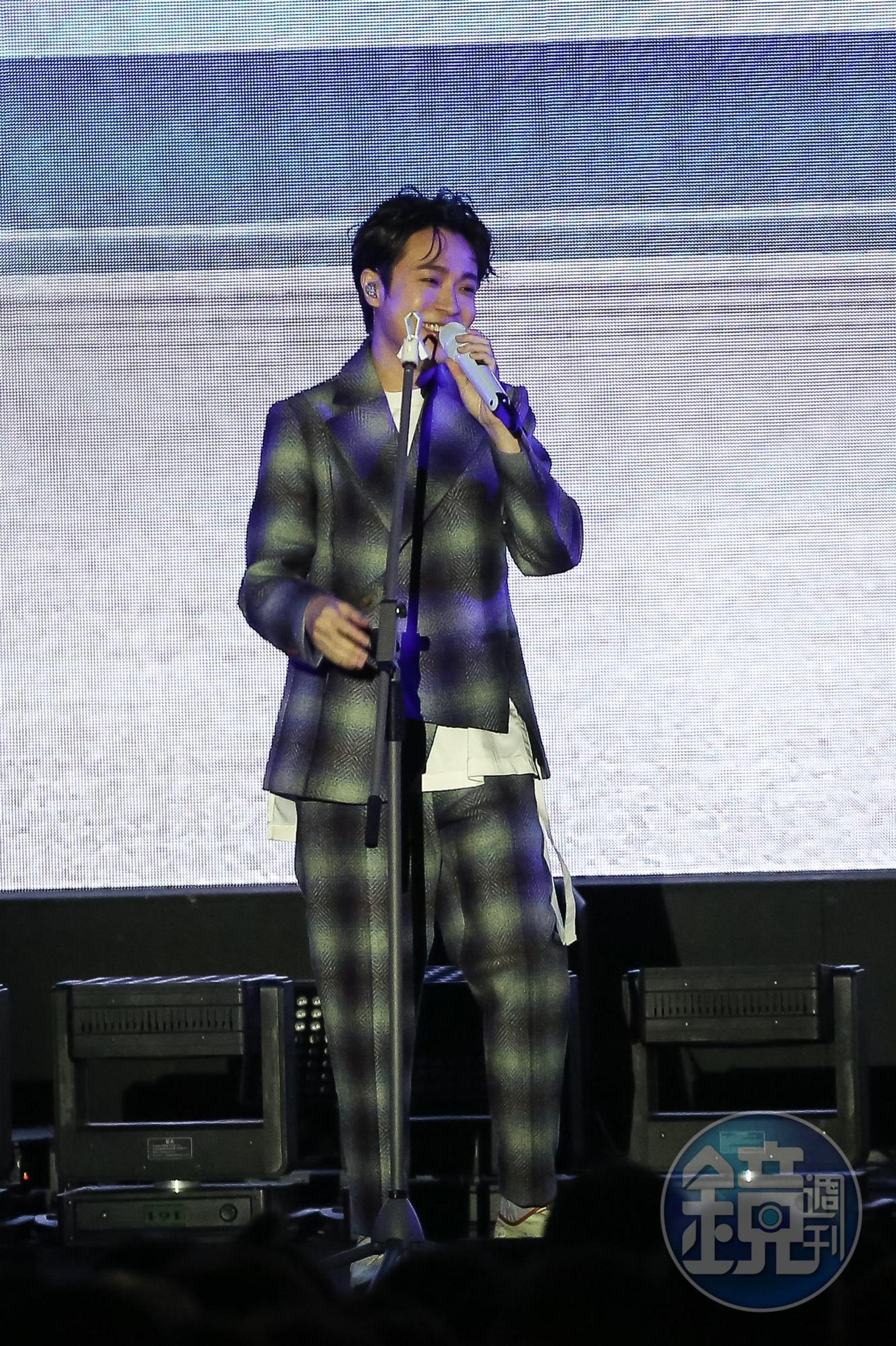 吳青峰以融合搖滾、黃梅調及另類民謠等多種曲風的歌曲〈費洛蒙小姐〉開場。