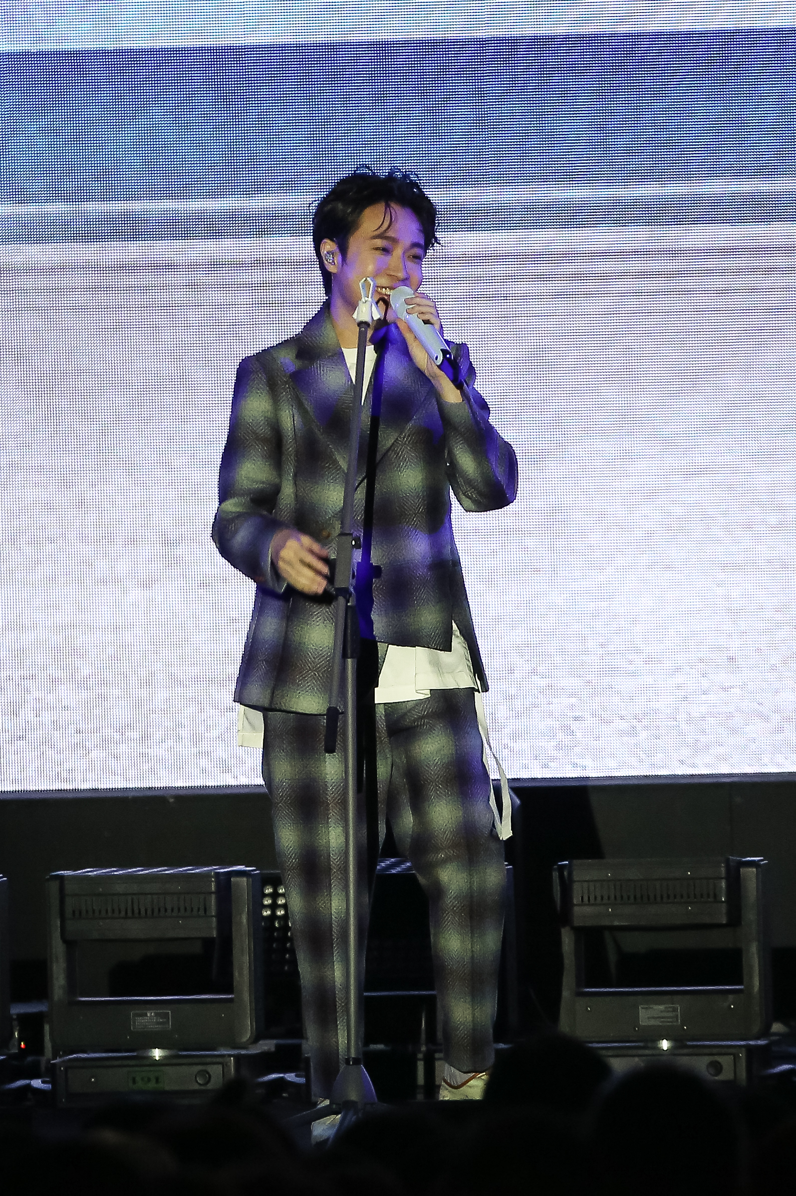 吳青峰以融合搖滾、黃梅調及另類民謠等多種曲風的歌曲〈費洛蒙小姐〉開場。