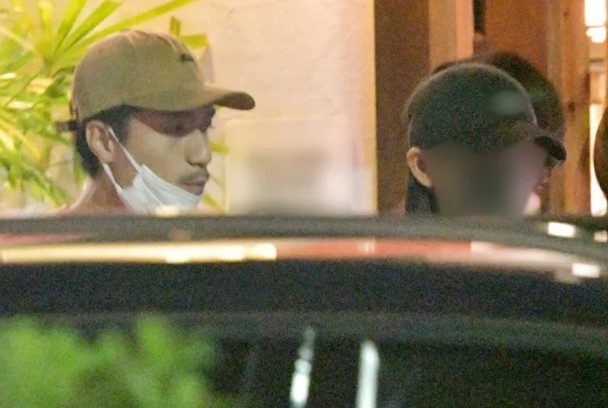 錦戶亮與正妹一起搭車離開，但最後他獨自在住處附近下車。（網路圖片）