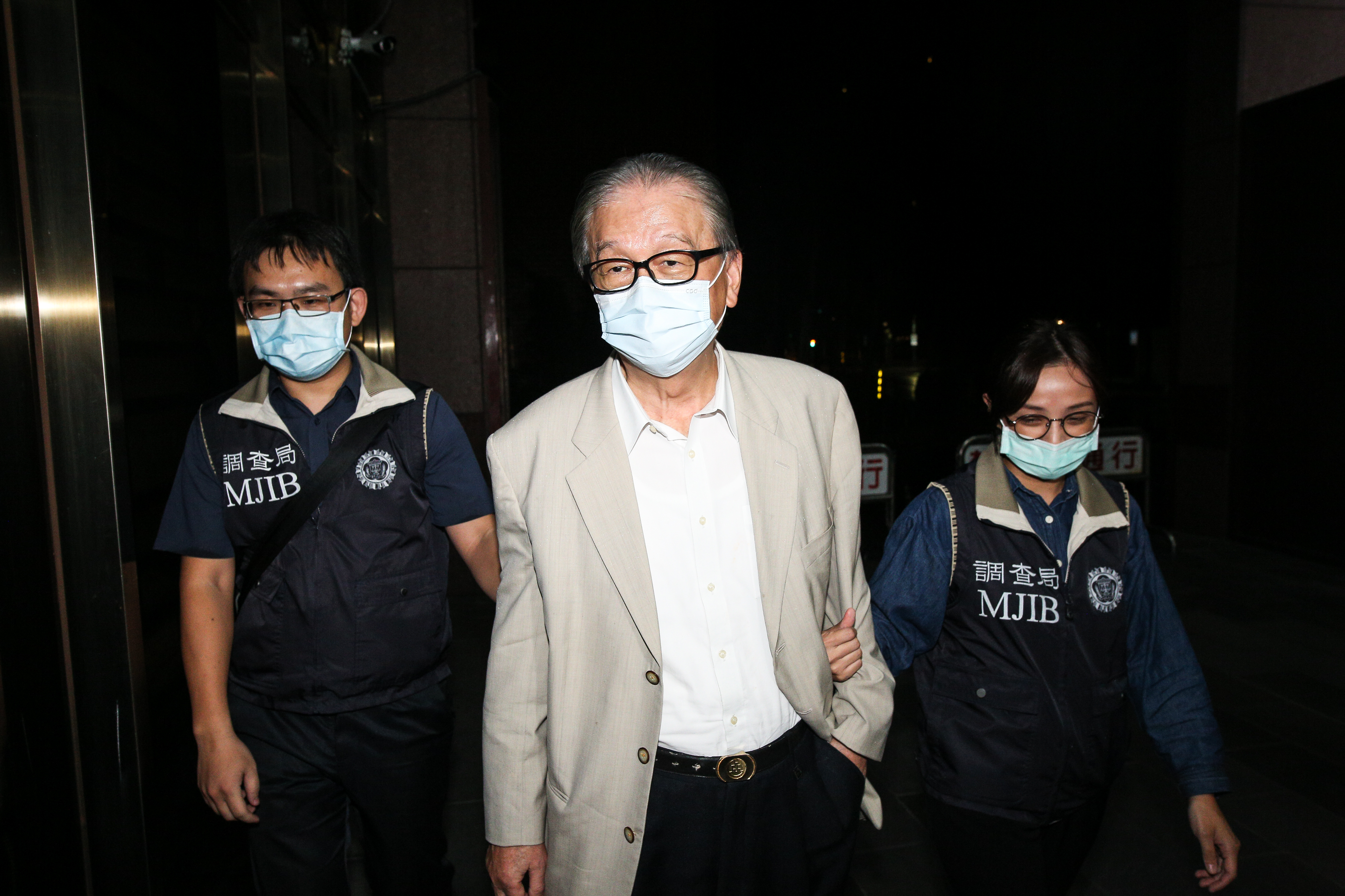 經營之神王永慶女婿簡明仁涉及違反證交法，今晨訊後遭北檢諭令以500萬元交保。