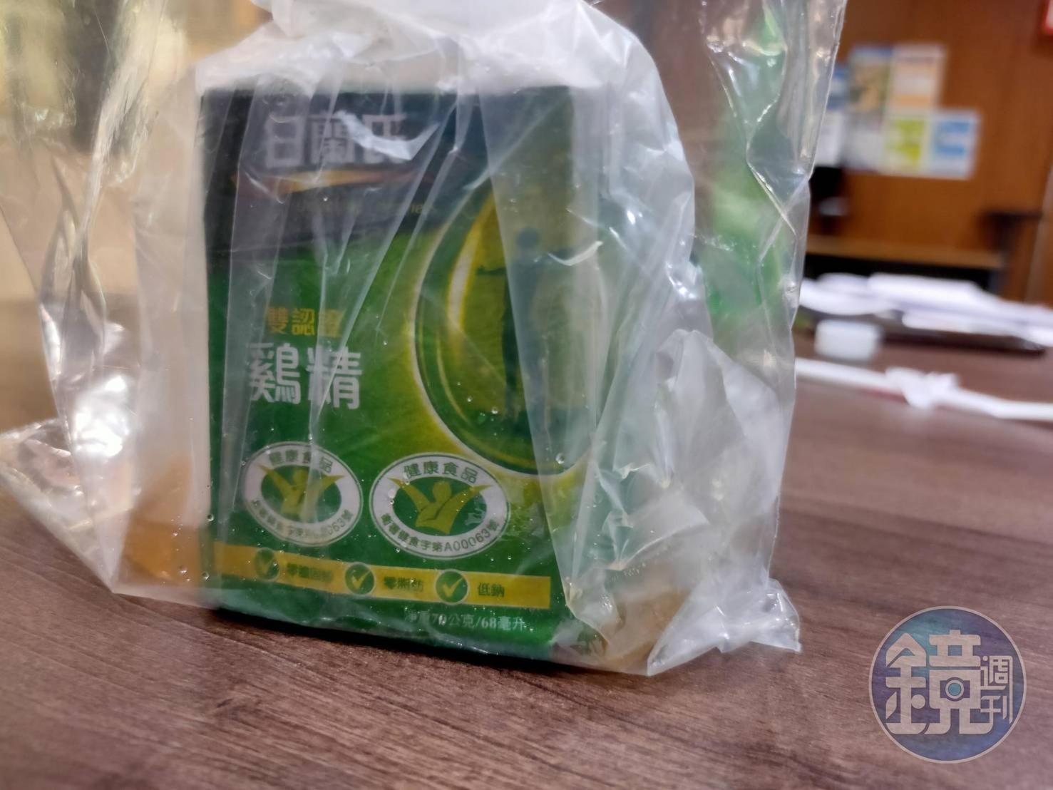 A女士將有問題的雞精用密封袋保存,但仍可聞到刺鼻臭味。