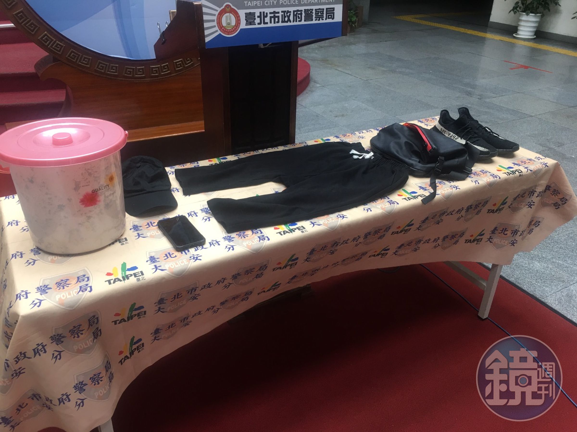 警方查扣嫌犯的作案證物。（翻攝畫面）