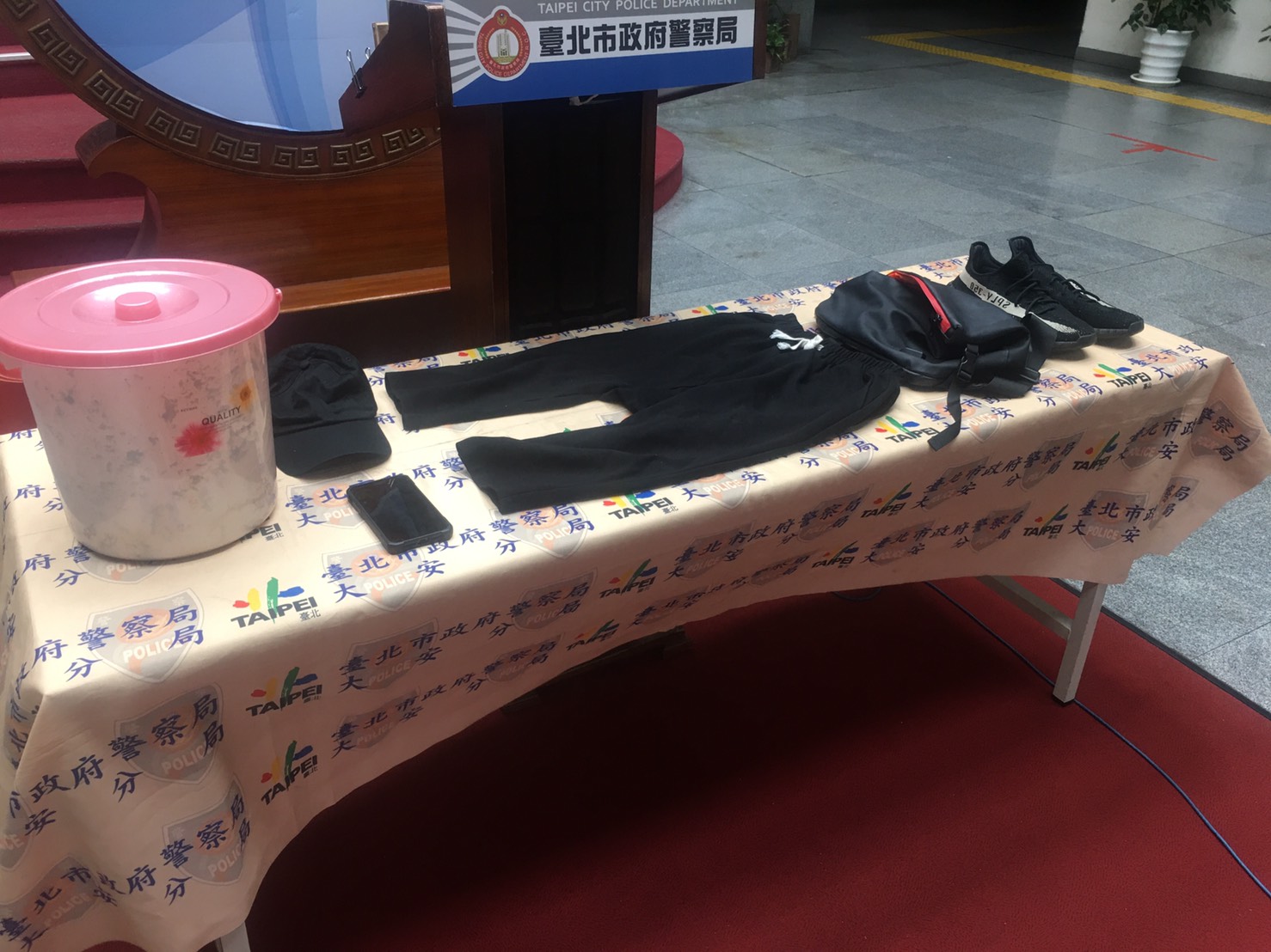 警方查扣嫌犯的作案證物。（翻攝畫面）