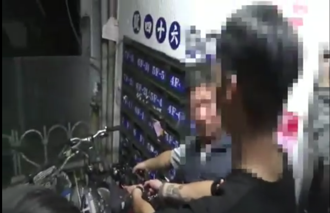 警方將莫嫌帶回現場模擬逃逸路線。（翻攝畫面）