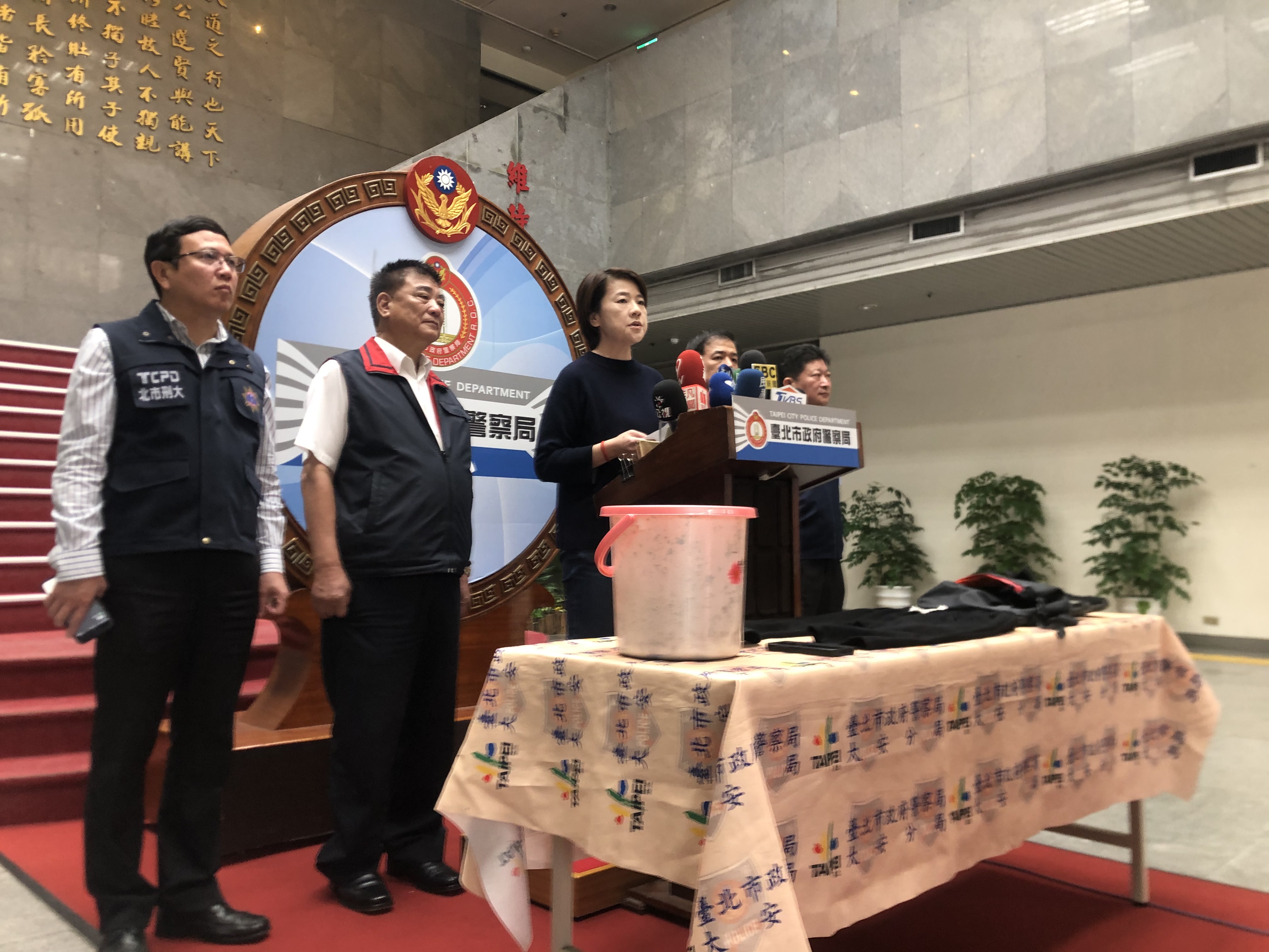 潑糞保護傘餐廳犯嫌遭到聲押，檢警另追幕後藏鏡人。（台北市政府警察局提供）