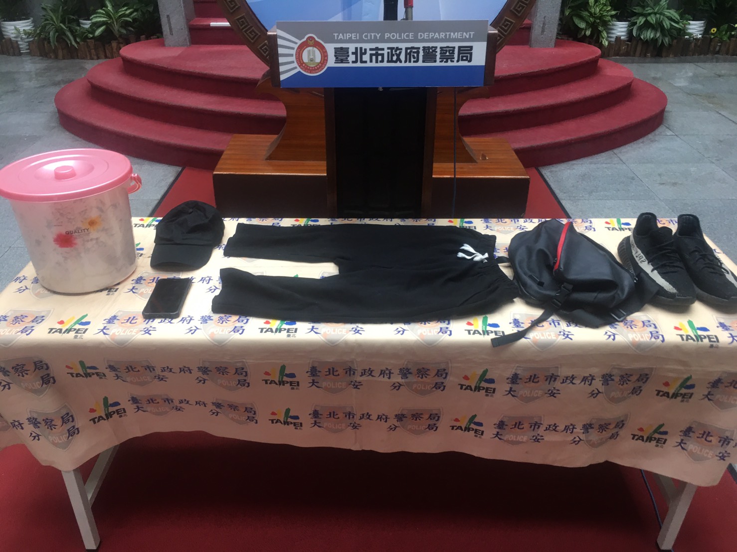 潑糞保護傘餐廳犯嫌遭到聲押，檢警另追幕後藏鏡人。（台北市政府警察局提供）