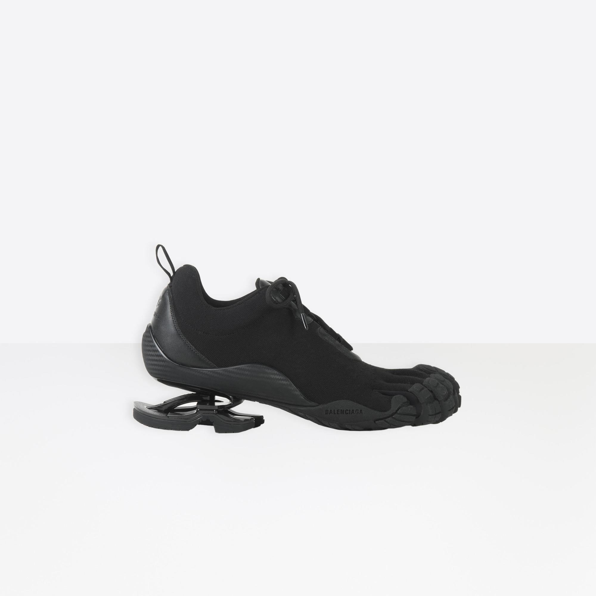 BALENCIAGA Toe採用可回收的環保編織鞋面，目前在微風信義店可以買到。（BALENCIAGA提供）