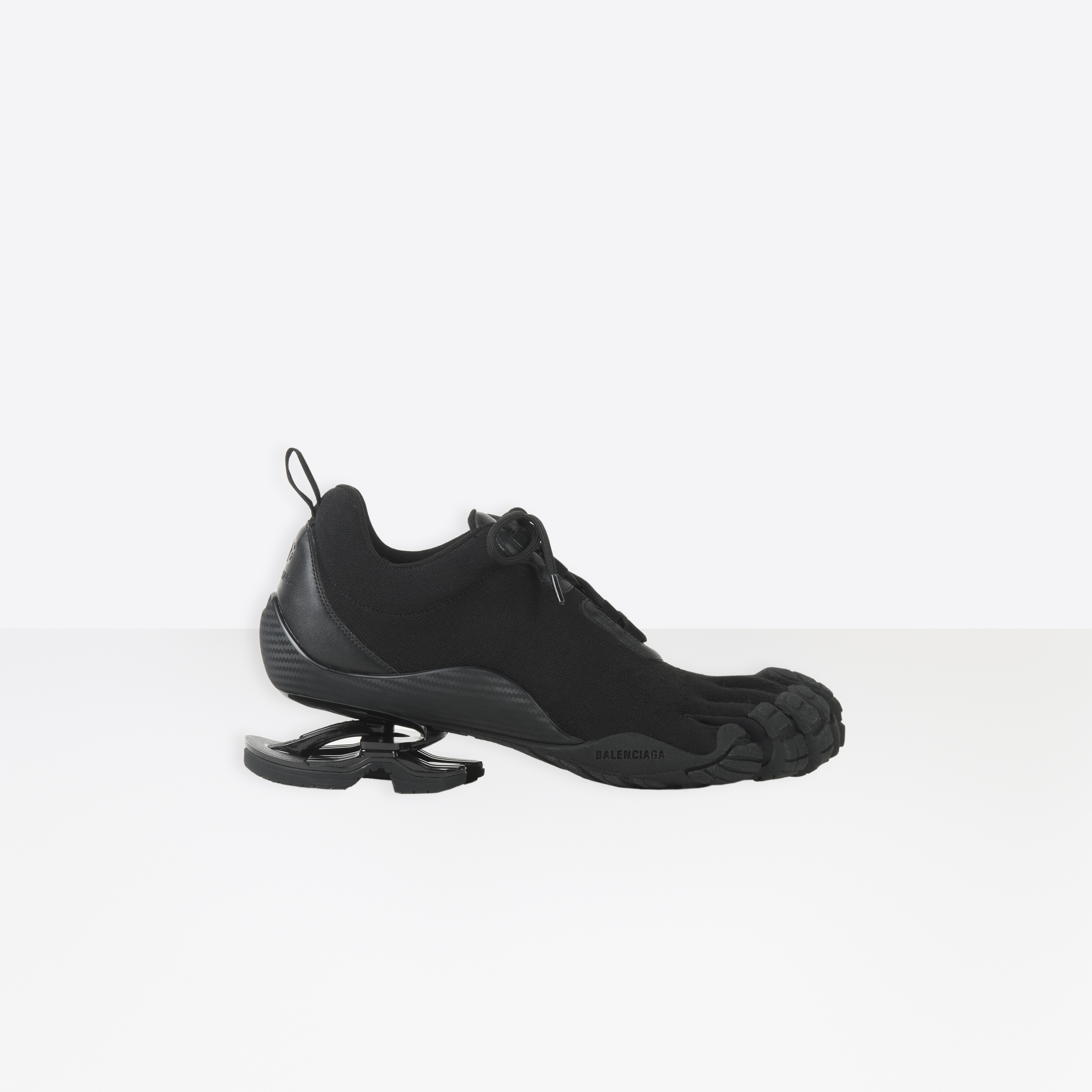 BALENCIAGA Toe採用可回收的環保編織鞋面，目前在微風信義店可以買到。（BALENCIAGA提供）