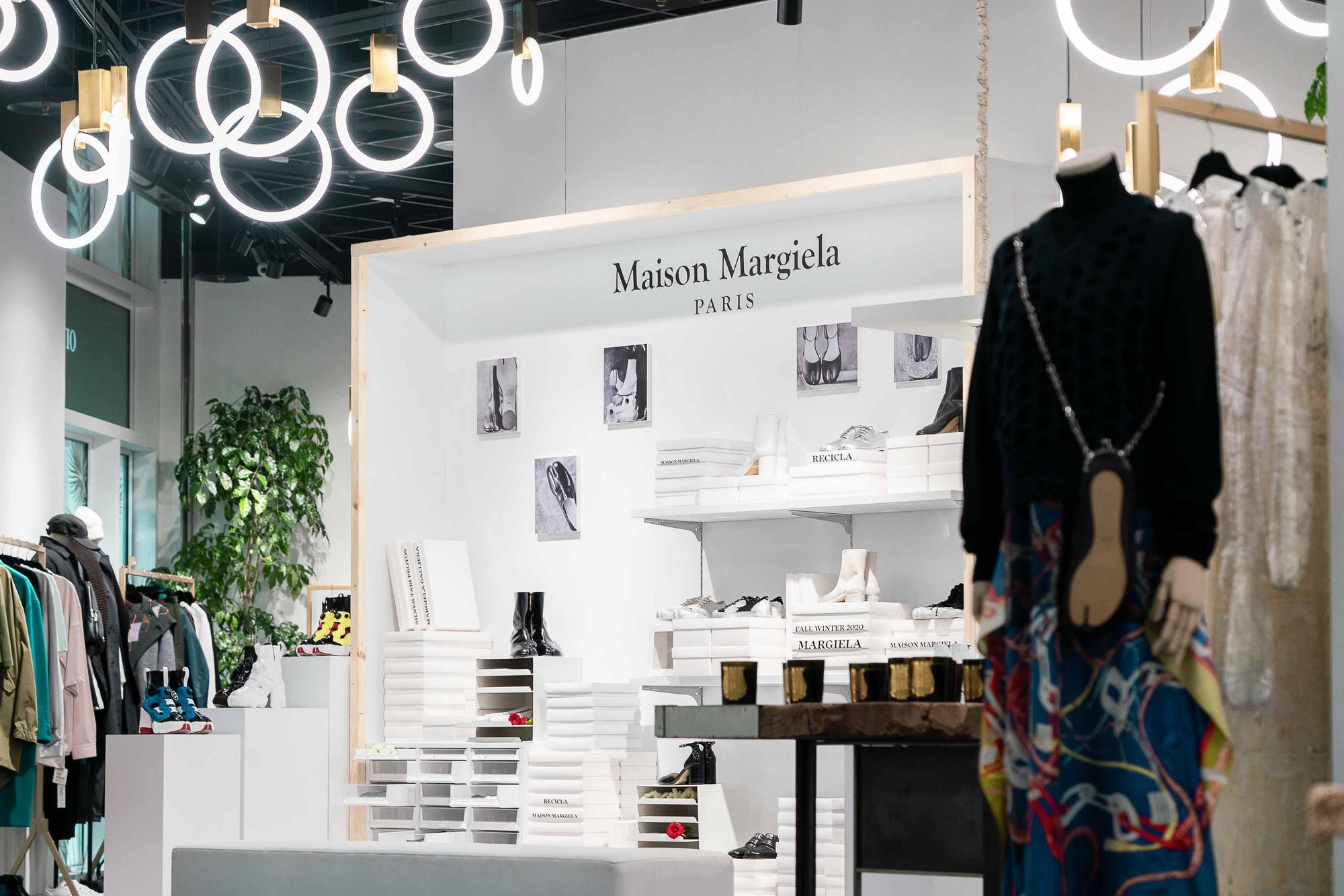 onefifteen 初衣食午與Maison Margiela聯手,將品牌最原始的視覺創意以及最完整的Tabi鞋系列搬到BELLAVITA店上。(onefifteen 初衣食午提供)