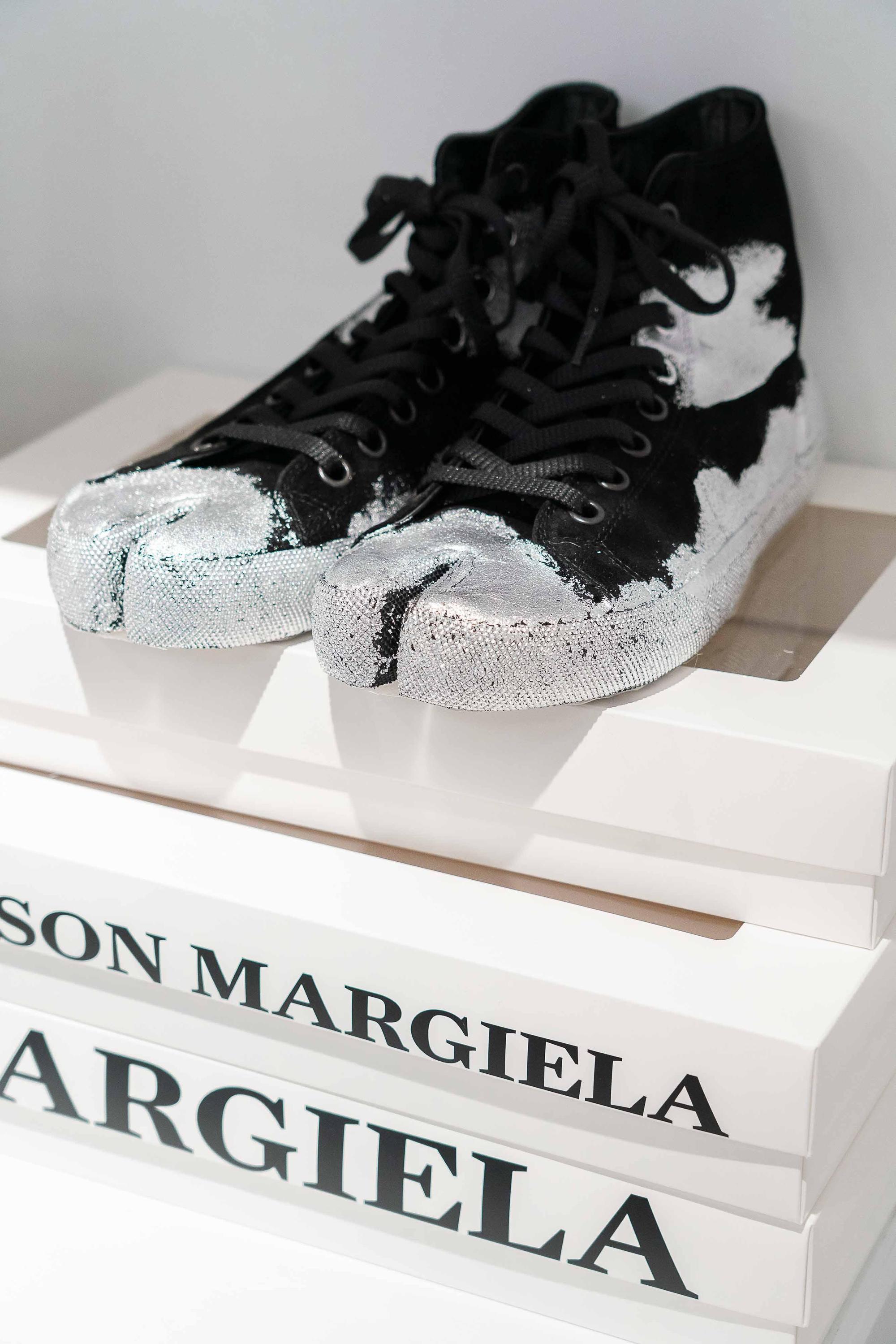 Onefifteen初衣食午全台獨家潑漆帆布Tabi鞋。NT$24,980,Maison Margiela。(onefifteen 初衣食午提供)