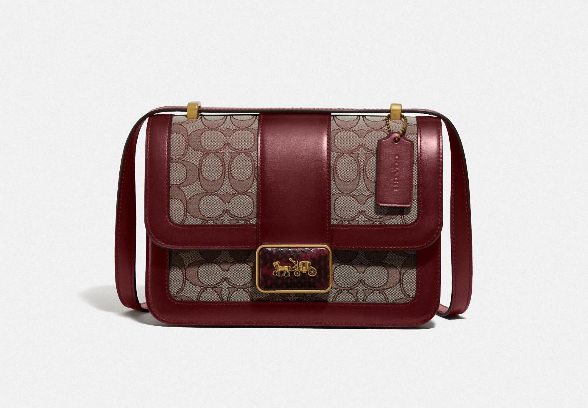 COACH肩背包。NT$27,800(COACH提供)