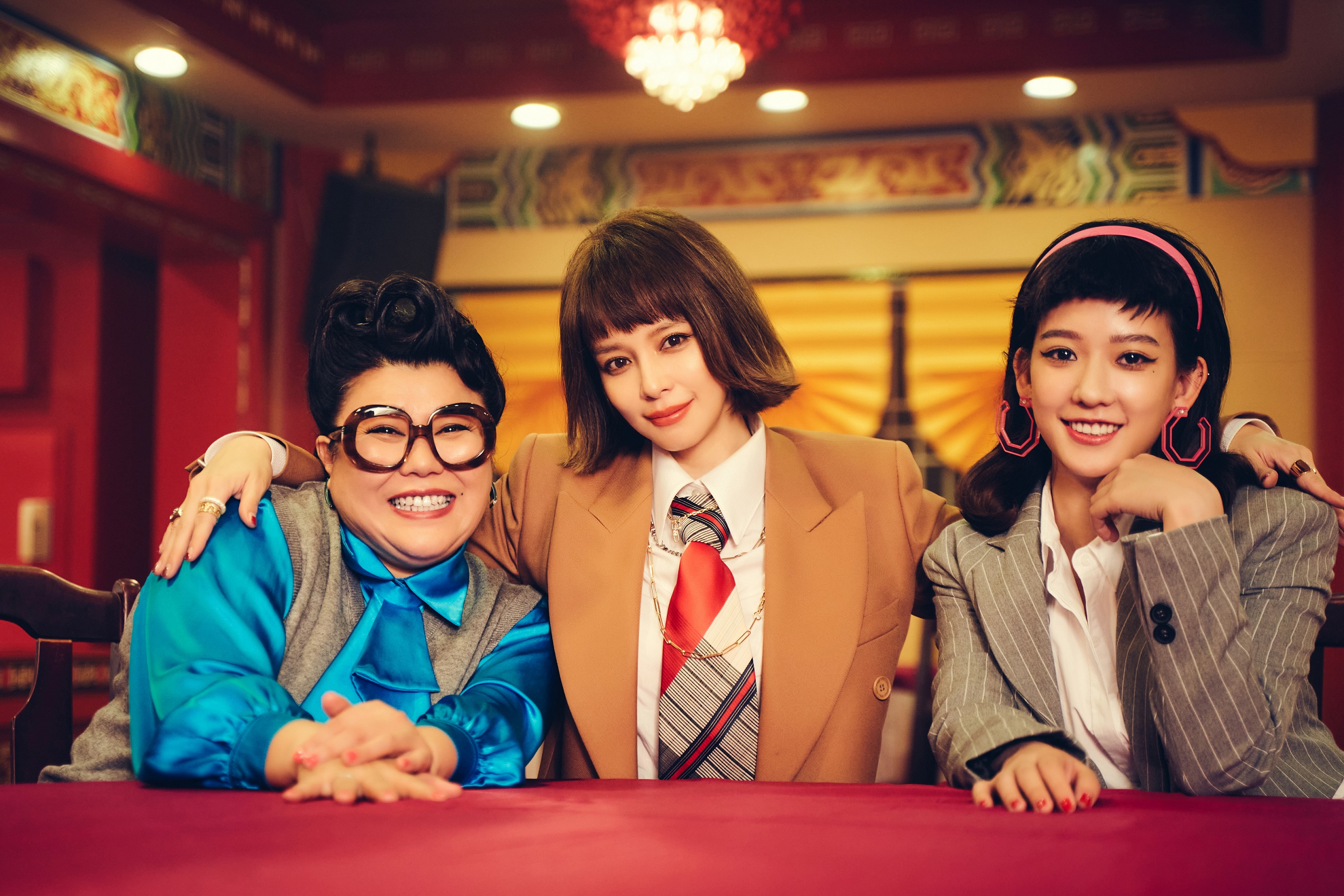 徐若瑄與過去在少女隊時期的舞蹈老師林美秀（左）、孟耿如，僅以一條簡訊邀請，就受到2人首肯，讓她直呼自己賺到。（索尼音樂提供）